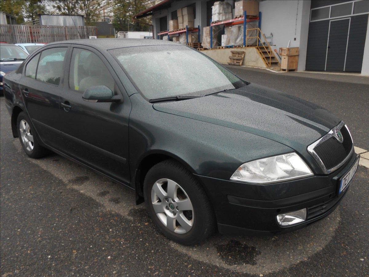 Škoda Octavia, 1,6 MPi 75Kw Elegance - fotka 3