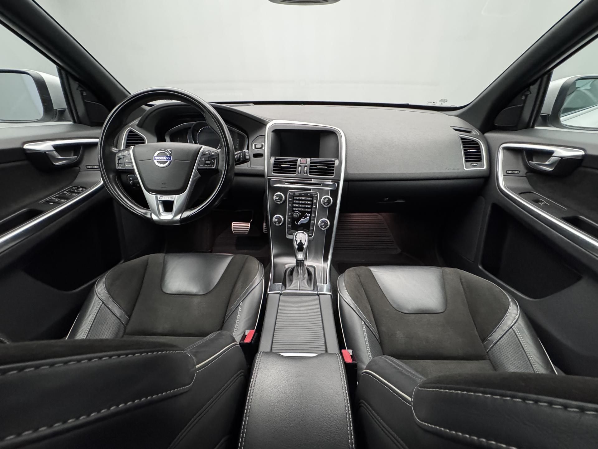 Volvo XC60, D4 R-DESIGN AUT - fotka 2