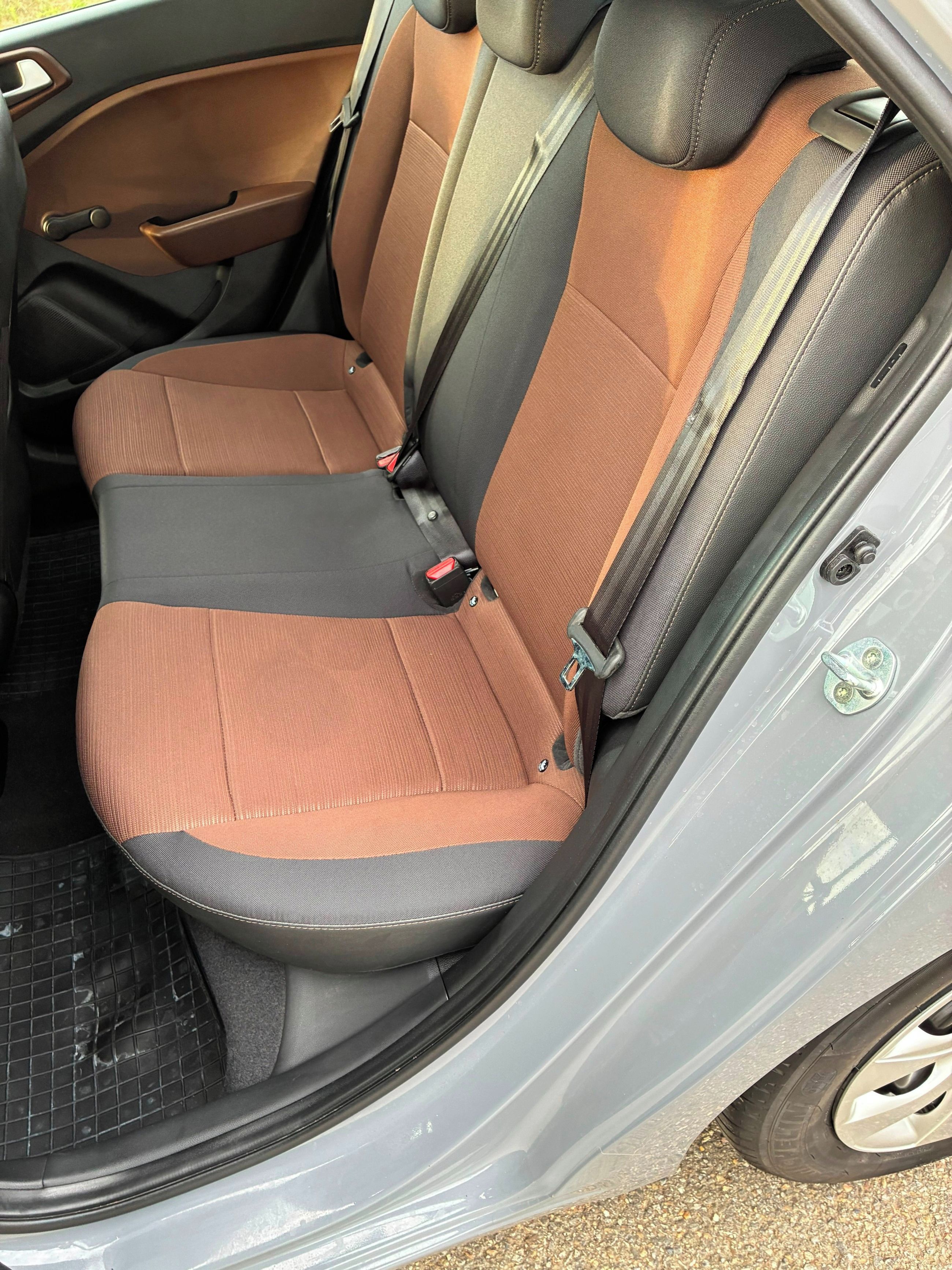 Hyundai i20, nájezd pouze 10.000 km - fotka 6