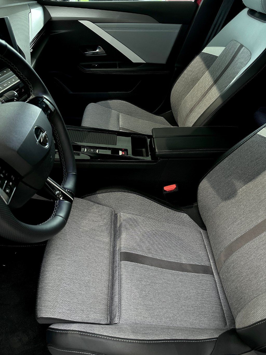 Opel Astra, Elegance 1,6Turbo PHEV AT8 - fotka 6