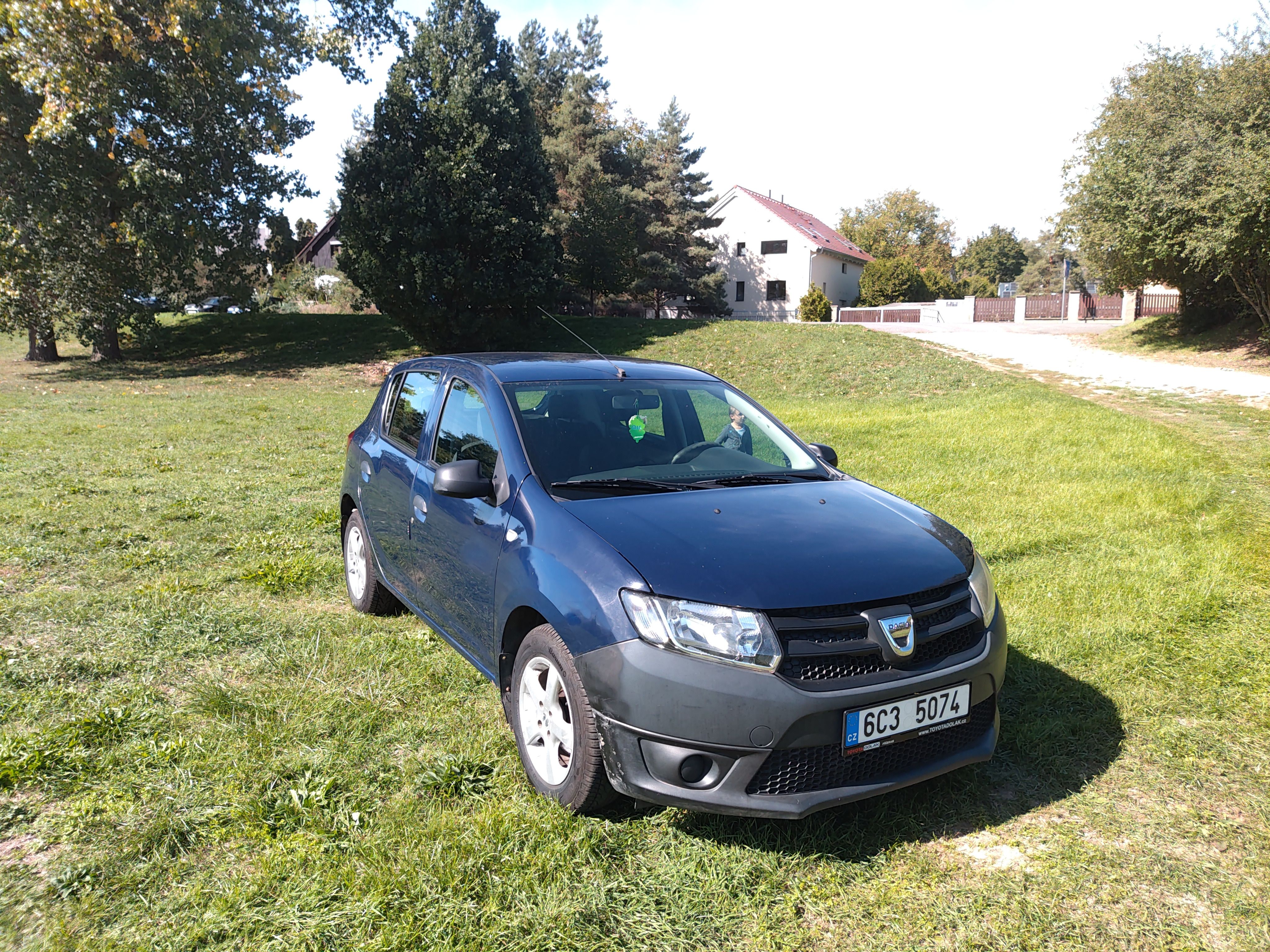 Dacia Sandero, Bez investic, sedni a jeď. - fotka 6