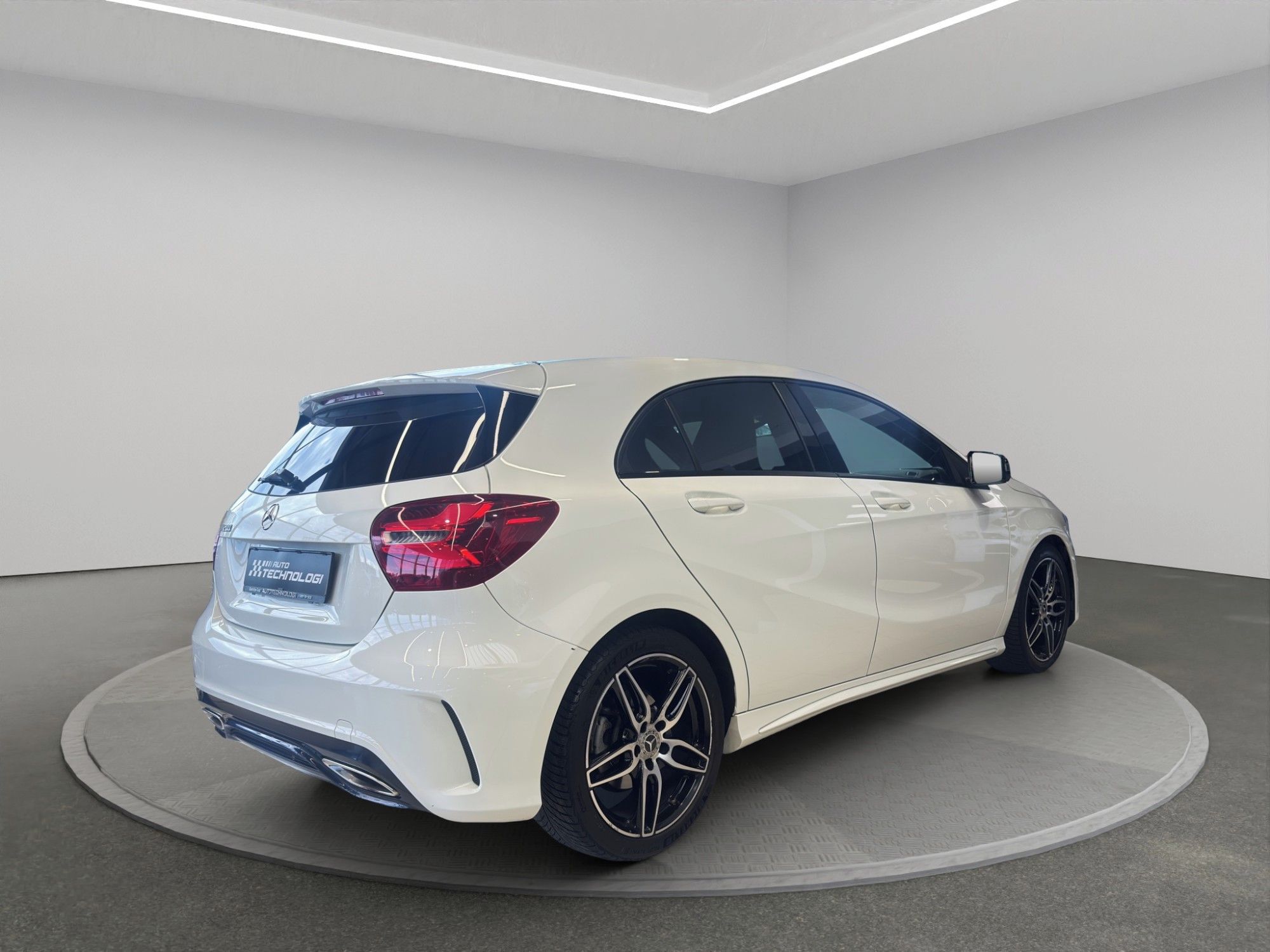Mercedes-Benz Třídy A, 200 AMG Line - fotka 5