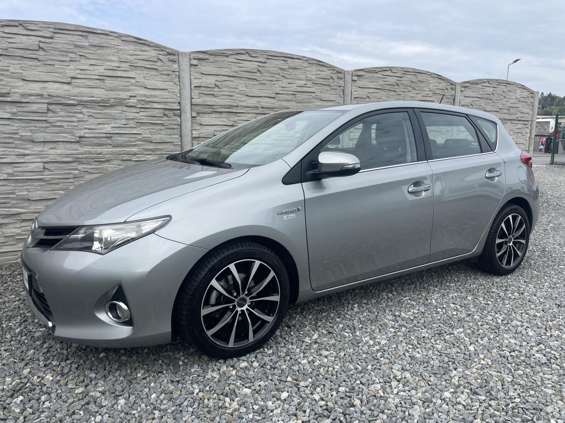 Toyota Auris, 1.8i 16v HYBRID AUT SERVIS TOP - fotka 2