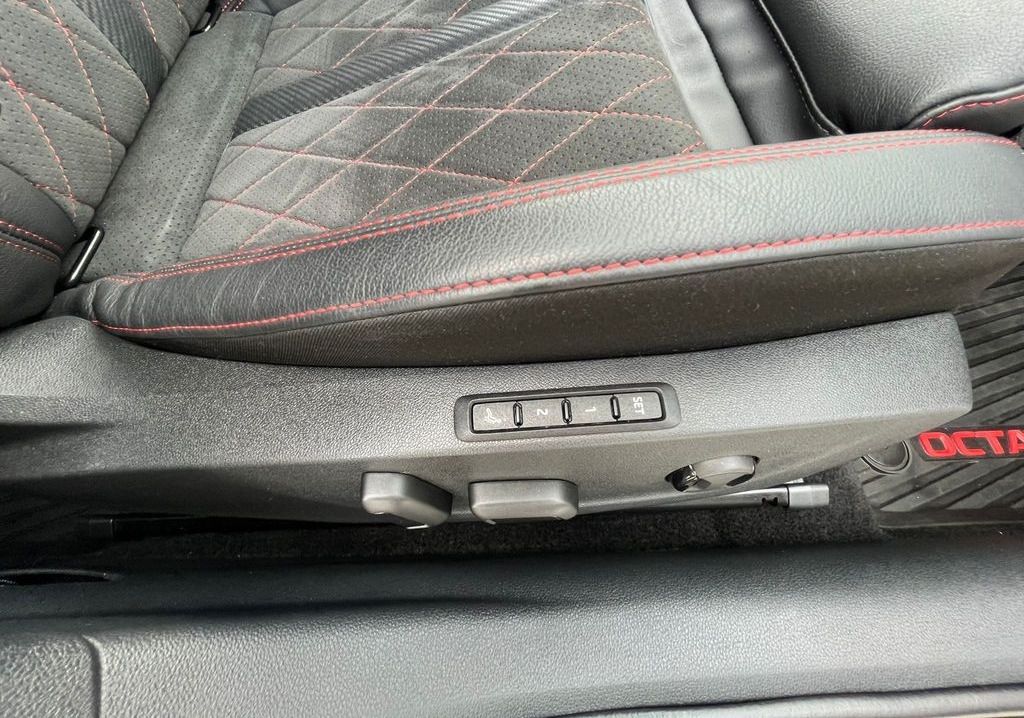 Škoda Octavia, 2.0 TDI 147kW DSG 4x4 RS Combi - fotka 4