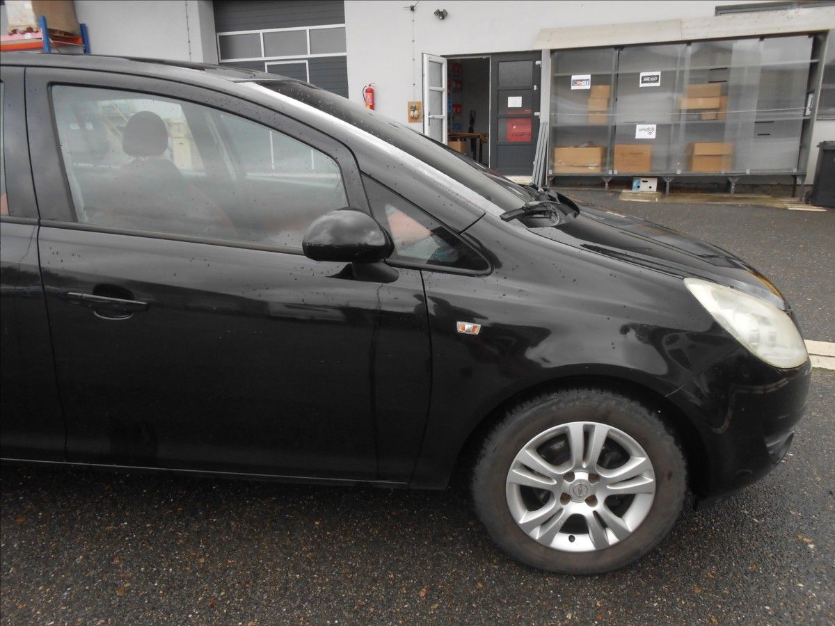 Opel Corsa, 1,2 i 59 Kw - fotka 4