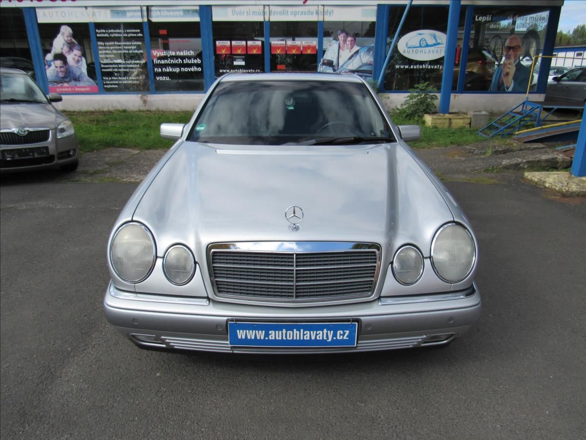 Mercedes-Benz Třídy E, 3,2 E 320 Elegance Automat - fotka 2