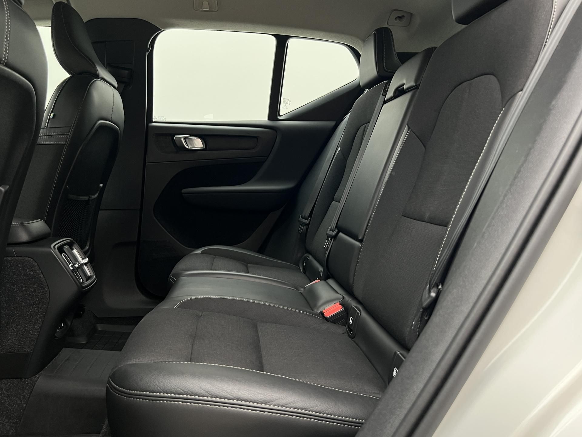 Volvo XC40, T3 MOMENTUM AUT 1. maj. - fotka 6