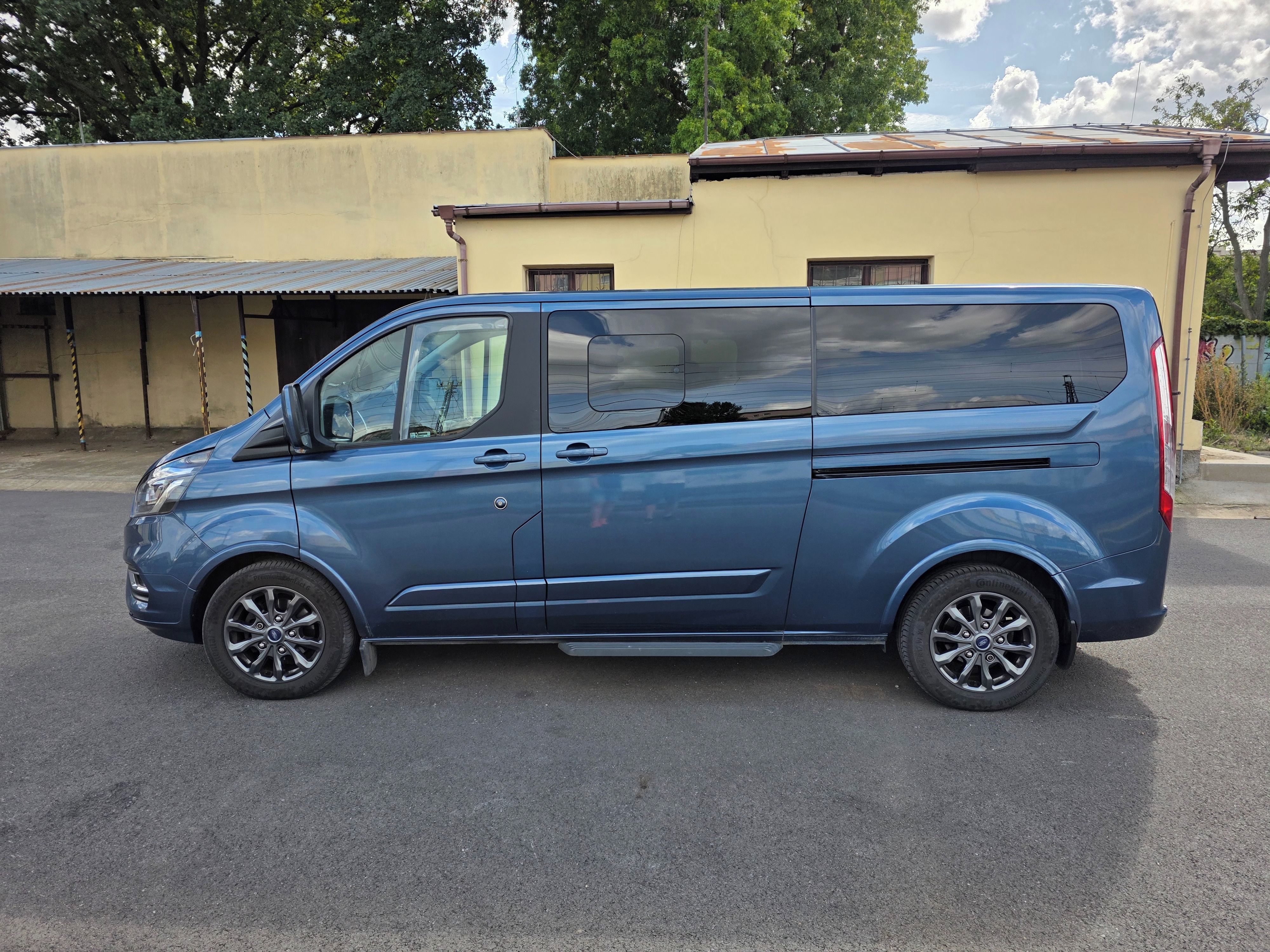Ford Tourneo Custom, 2.0 EcoBlue 125kW L2 TitaniumX - fotka 4