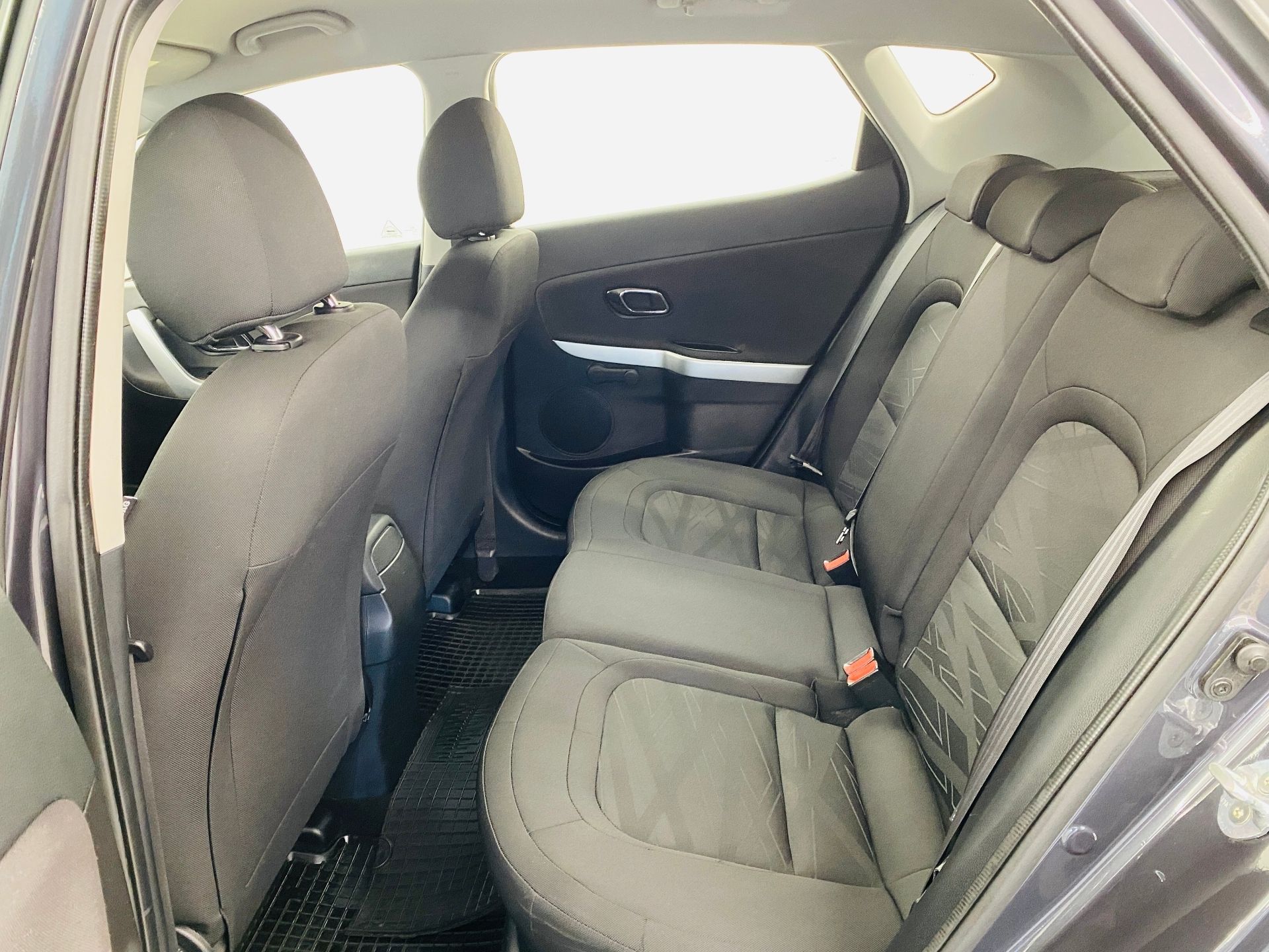 Kia Cee´d, 1.4 CVVT 73 kW Klima 1. maj.ČR - fotka 6