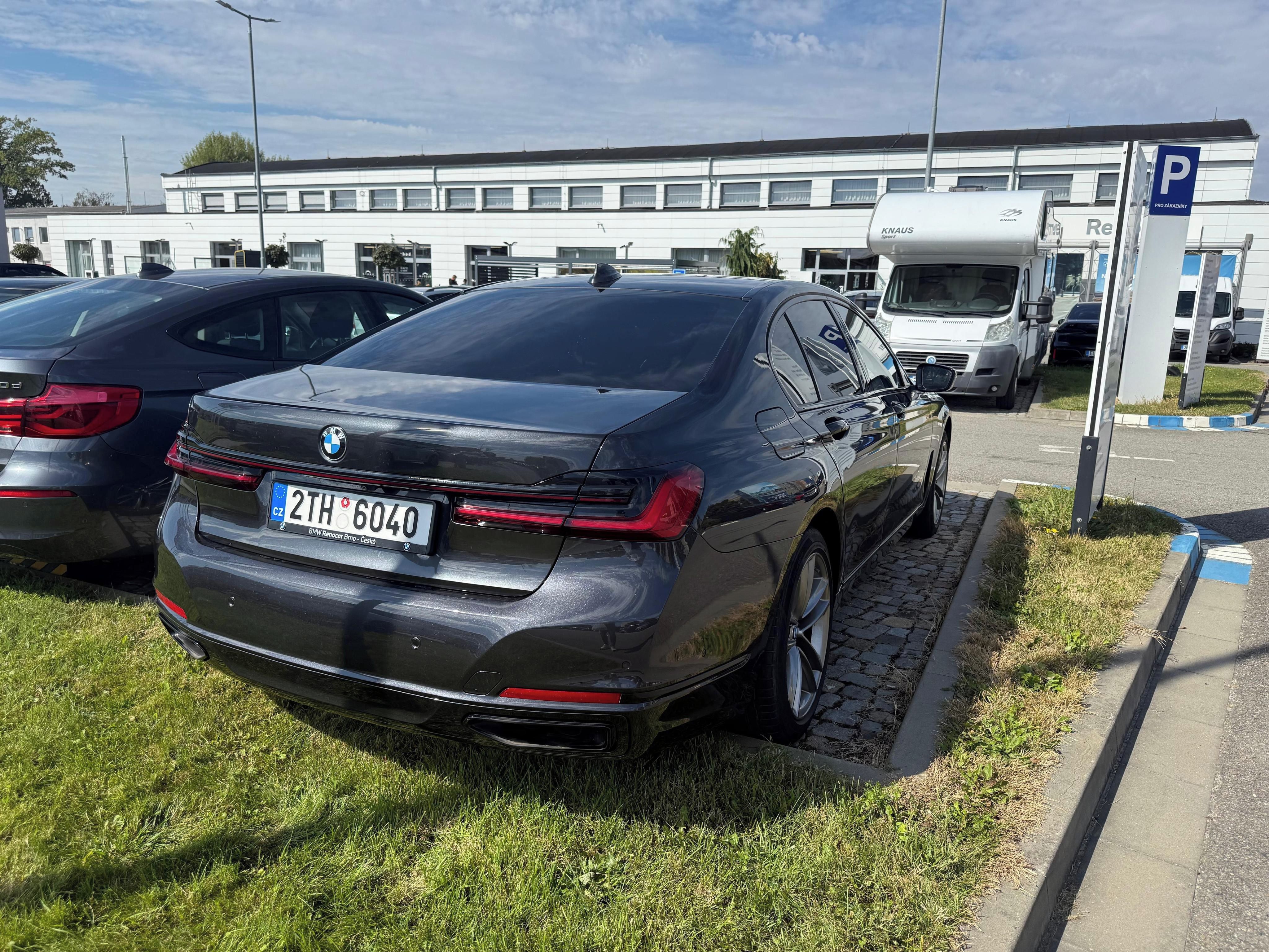 BMW Řada 7, BMW 750i xDrive - fotka 2