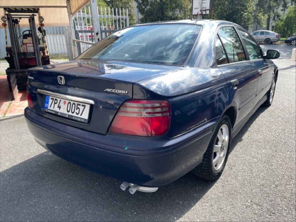 Honda Accord, 1,8 i LS klima Automat - fotka 5