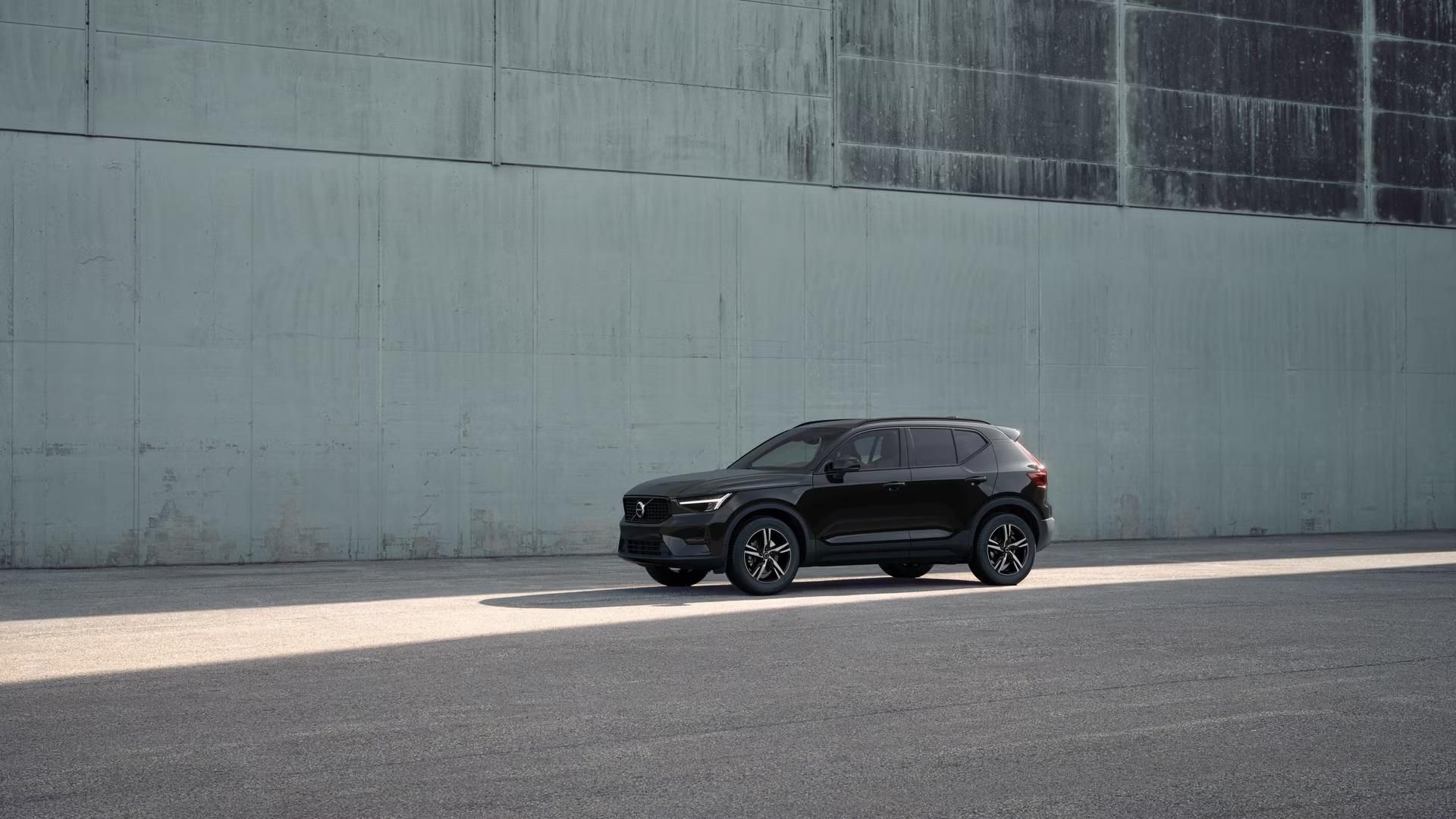 Volvo XC40, B4 AUT DARK PLUS - fotka 2