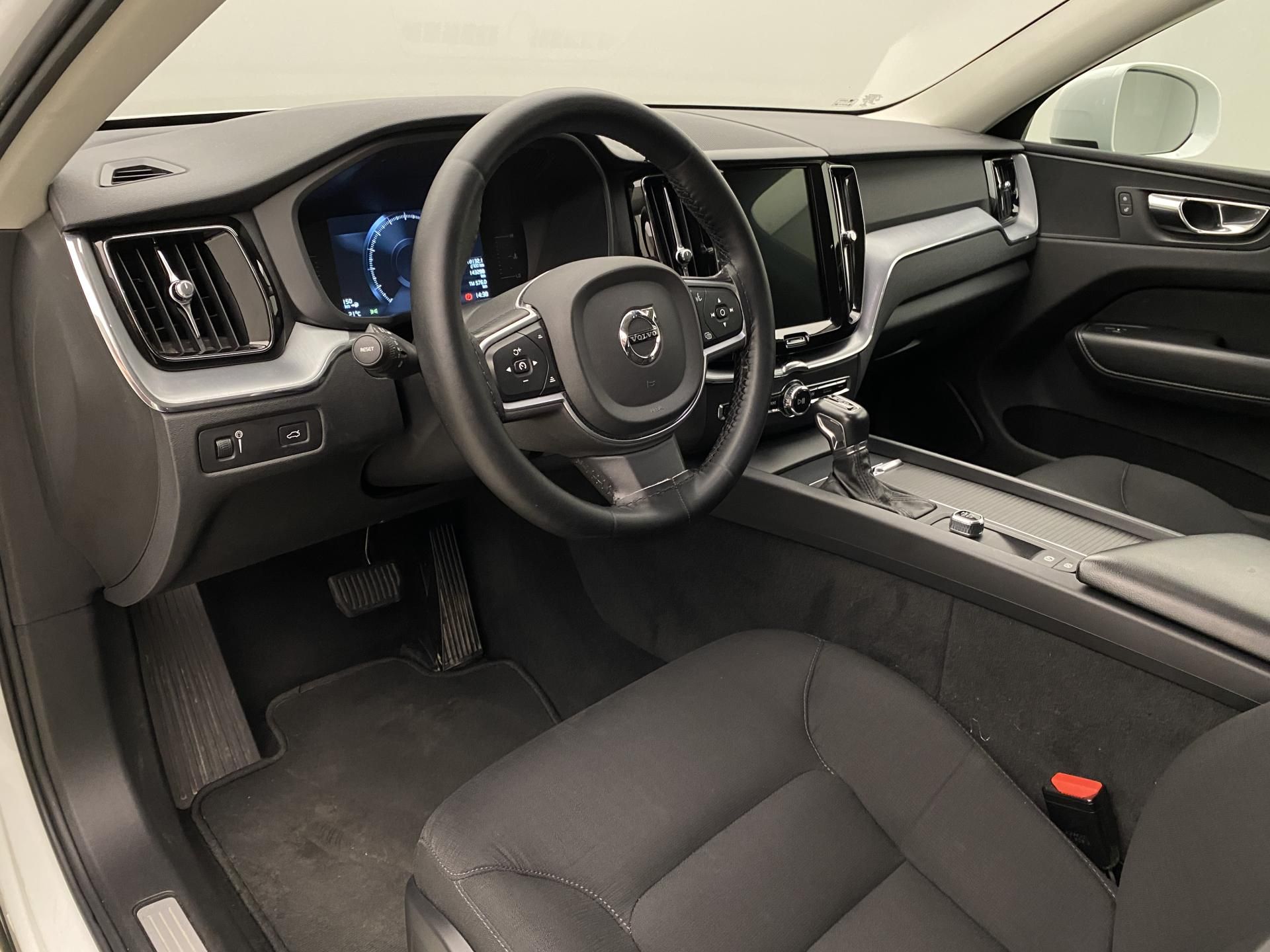 Volvo XC60, T5 MOMENTUM AUT CZ - fotka 4