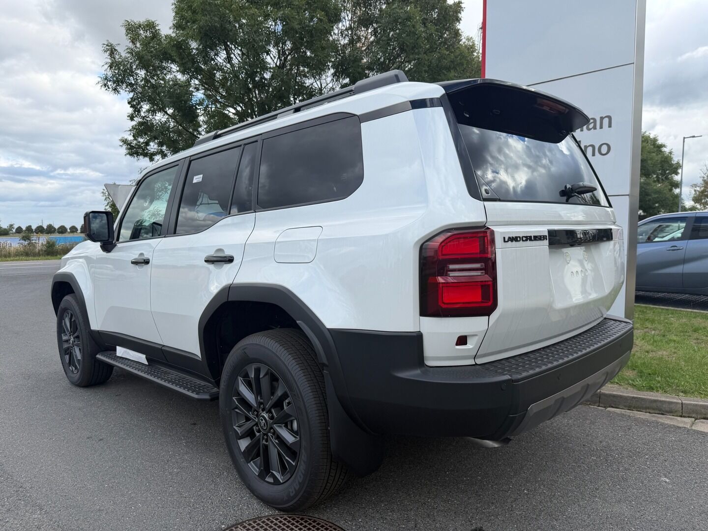 Toyota Land Cruiser, MC 2027 EXECUTIVE Skyview 2.8D - fotka 4