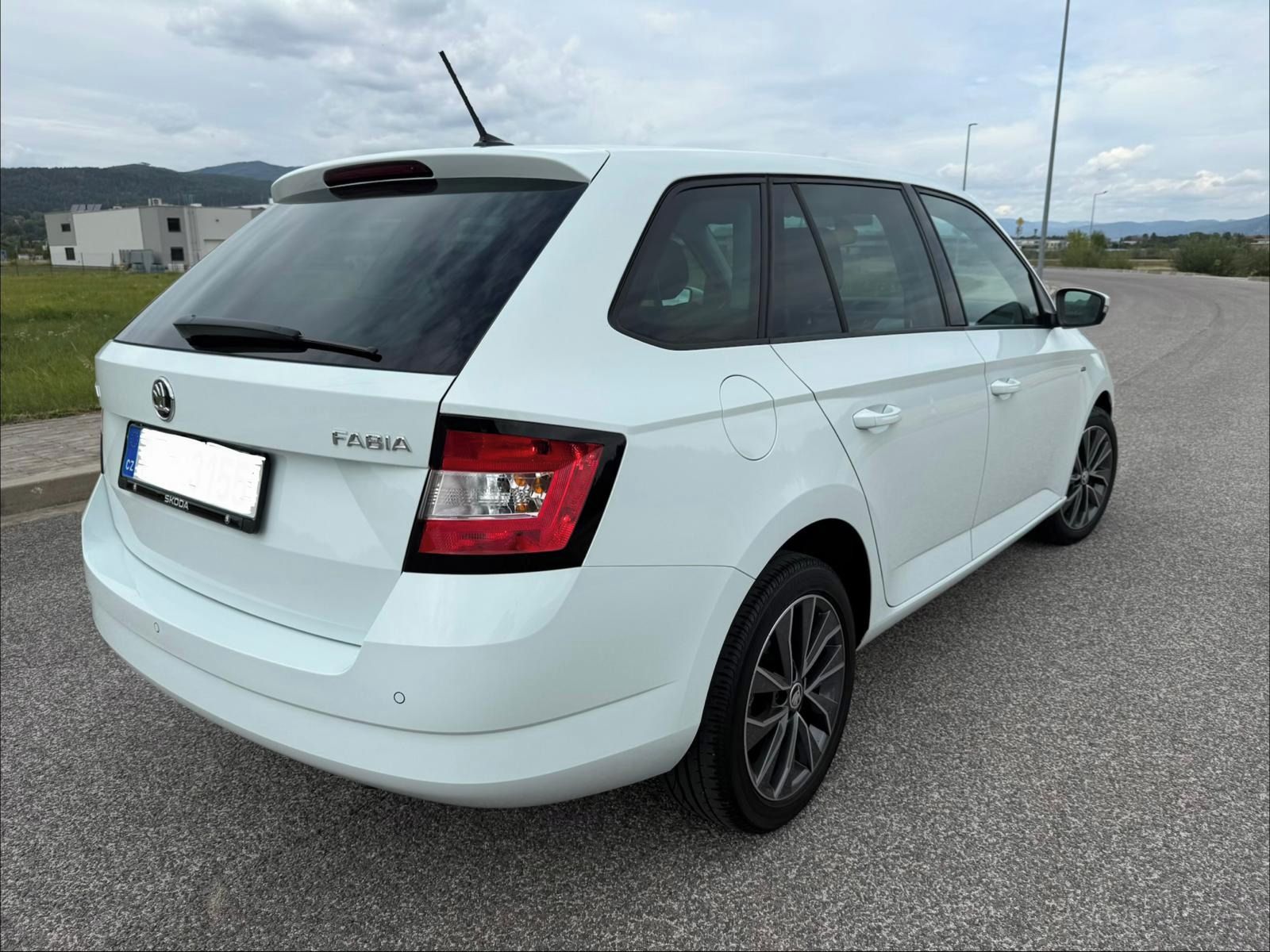 Škoda Fabia, 3 kombi, 81kw, edice Drive - fotka 4