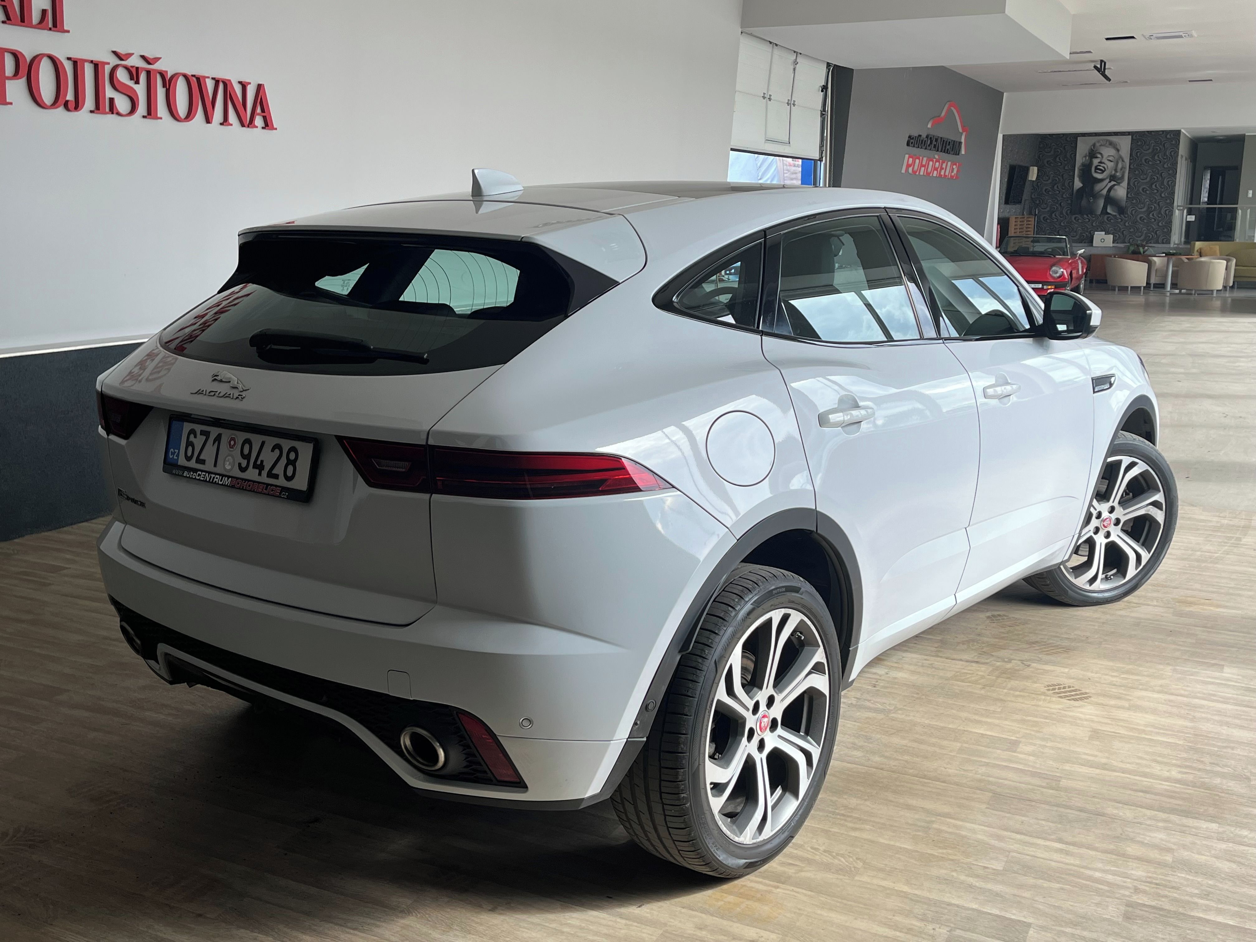 Jaguar E-Pace, 2,0D180 R-Dynamic*ČR*LED*HUD* - fotka 4