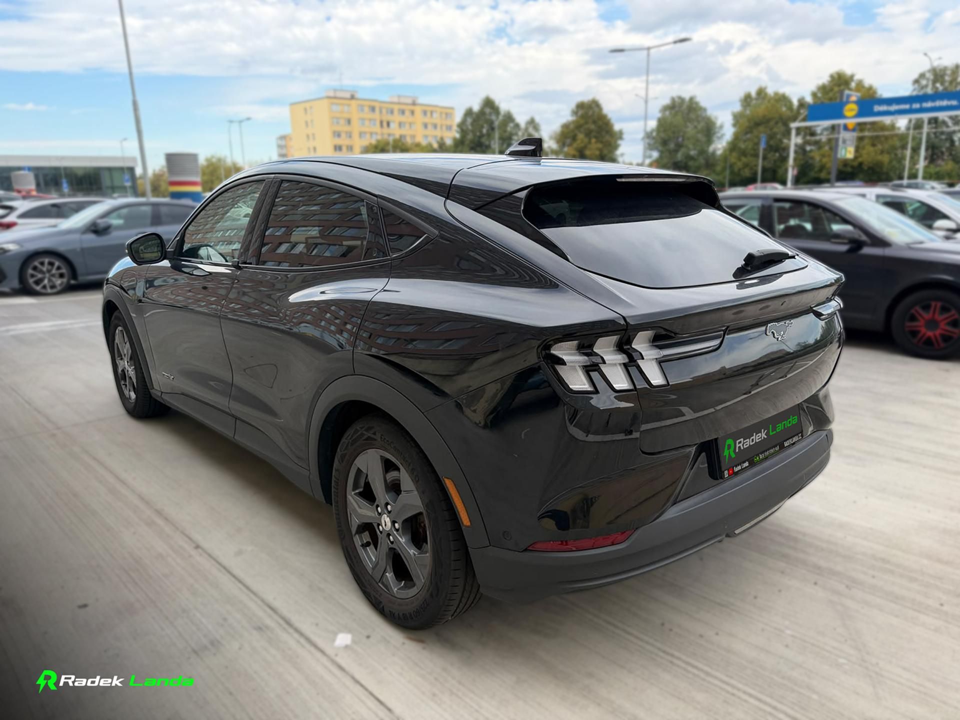 Ford Mustang Mach-E, Standard Range RWD 75,7 kWh - fotka 2