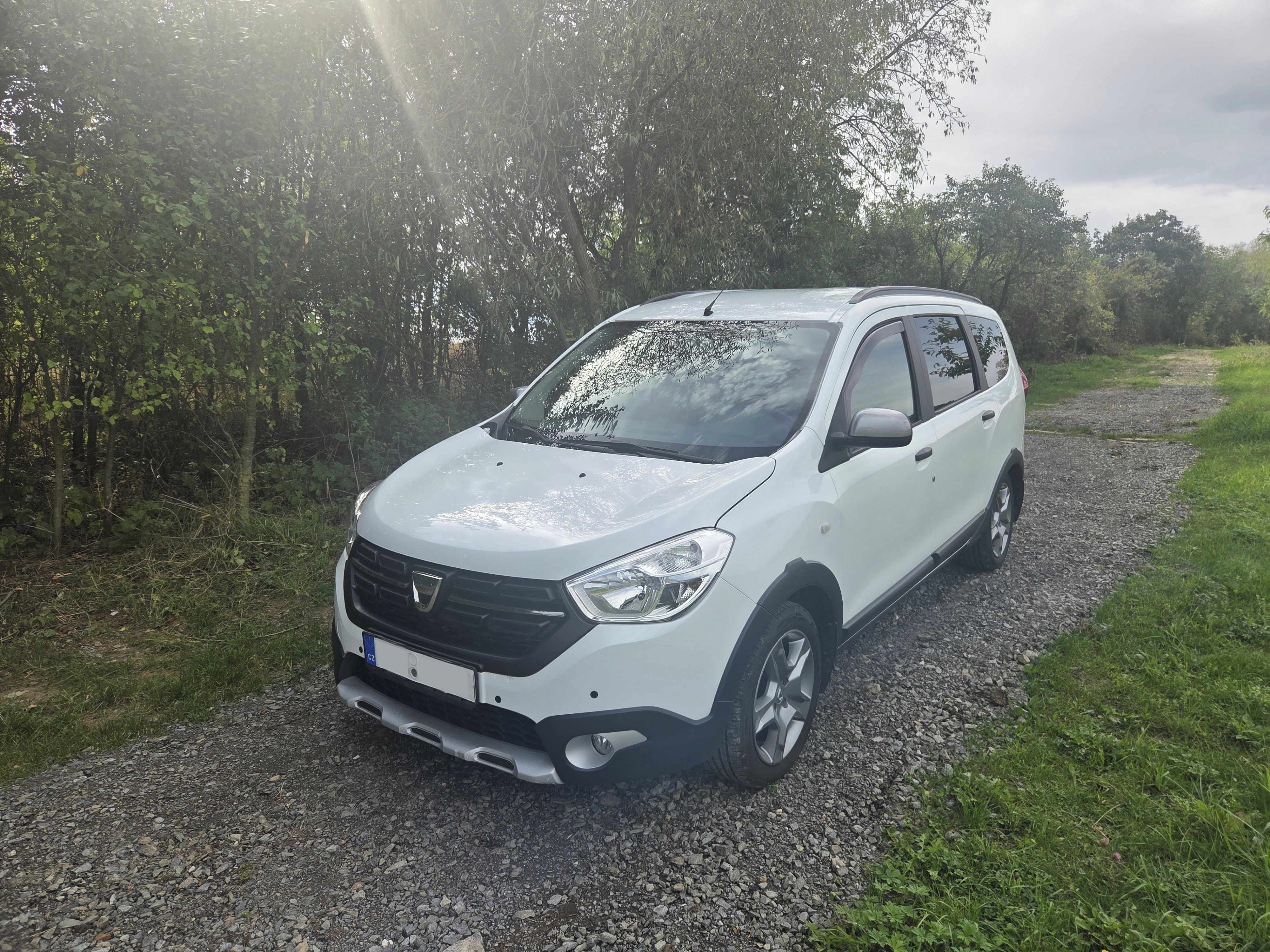 Dacia Lodgy, 1.6 SCe Stepway 7 míst - tažné - fotka 3