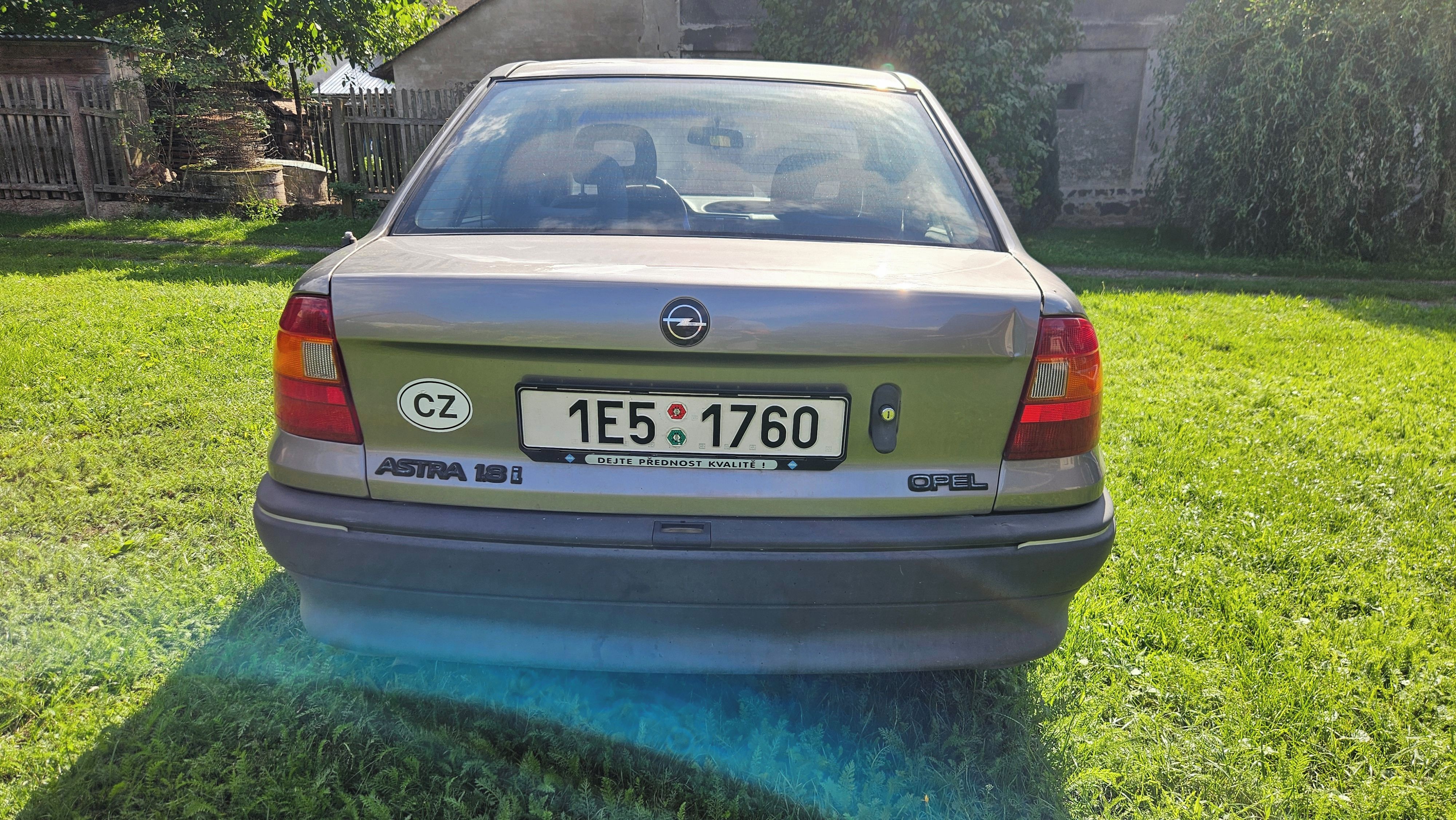 Opel Astra, Opel Astra 1.8i 66 kW, r. 1992 - fotka 5