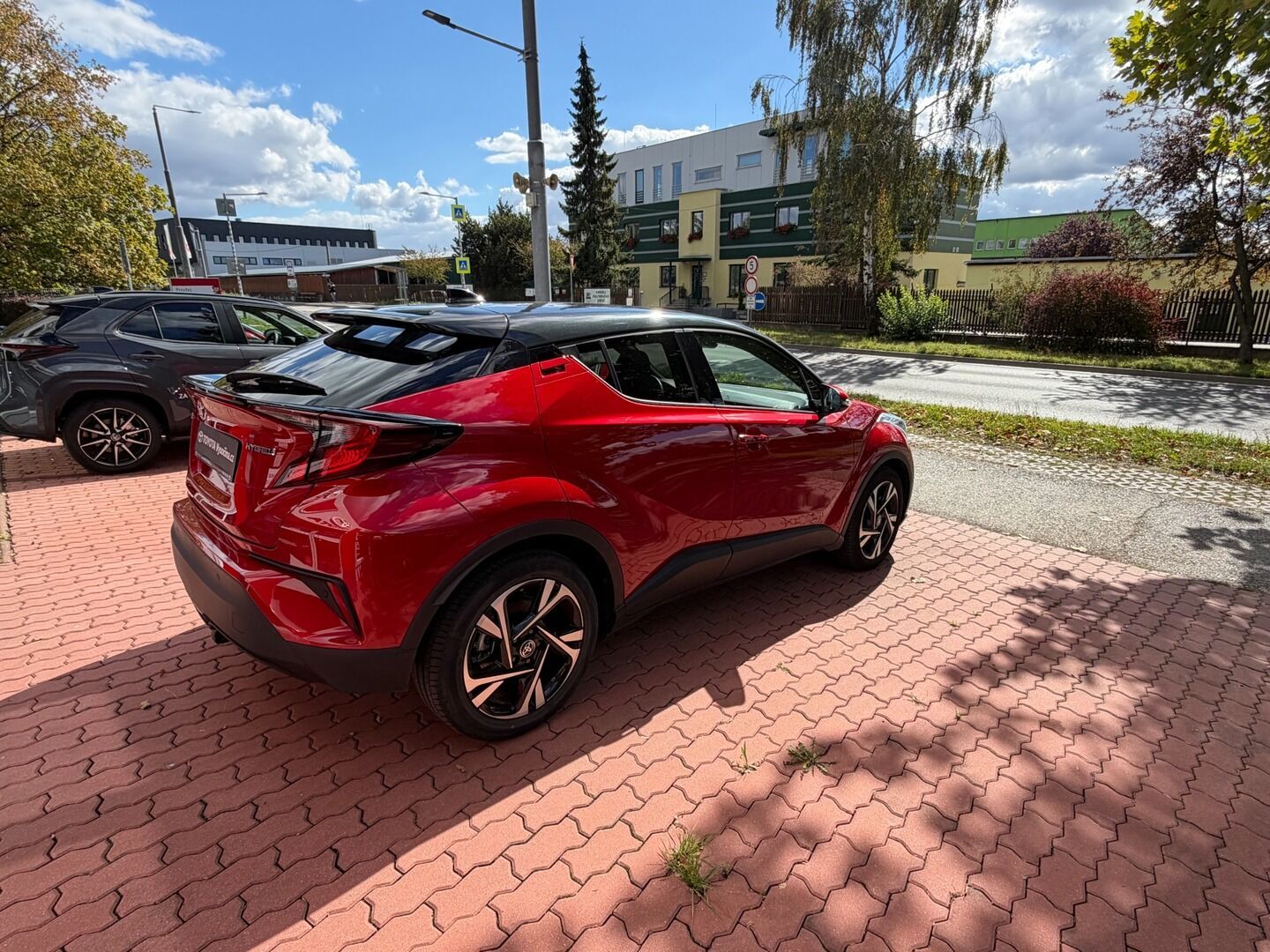 Toyota C-HR, 1.8 hybrid e-CVT Style, tažné - fotka 5