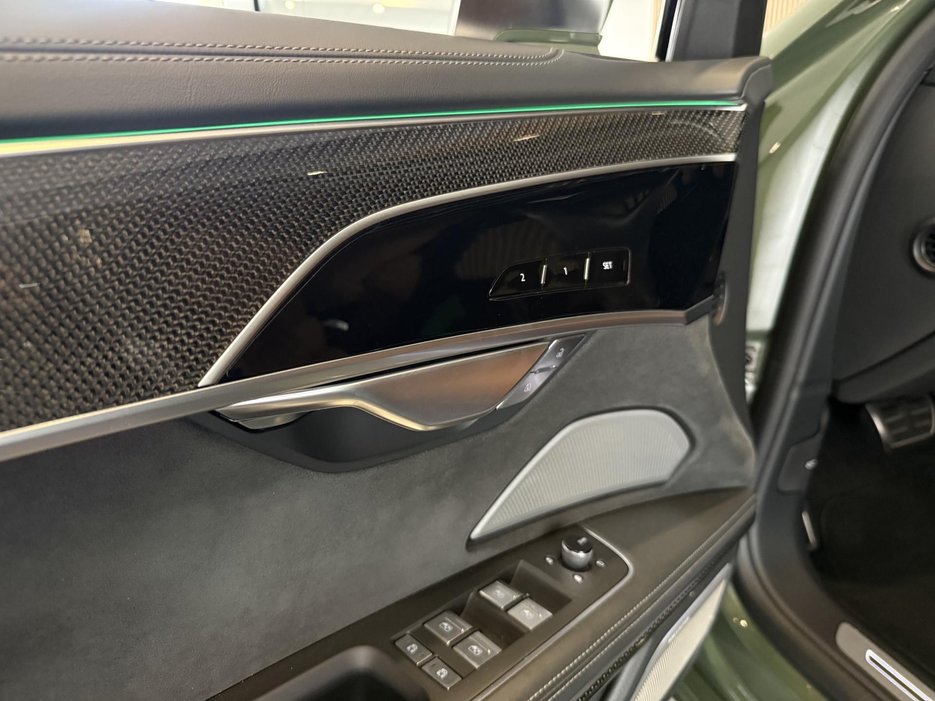 Audi S8, B&O-Adv. Carbon Matrix Pano TV - fotka 6