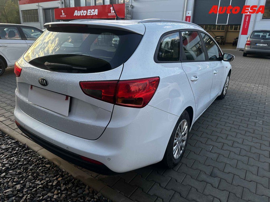 Kia Cee´d, 1.6i,1.maj,ČR - fotka 2