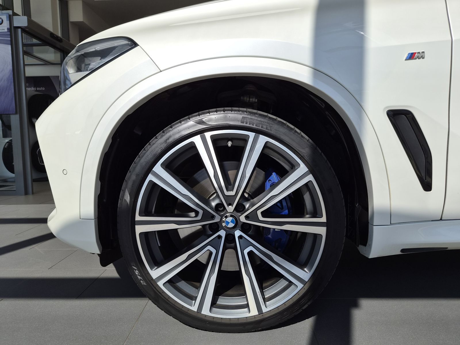 BMW X5, xDrive40i - fotka 4