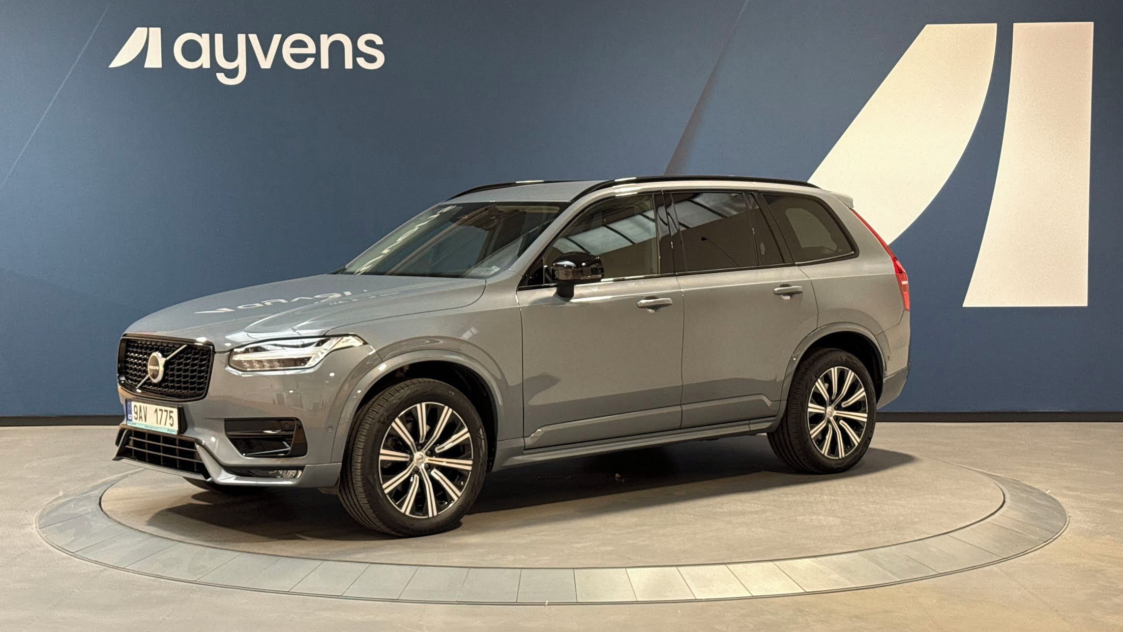 Volvo XC90, B5 AWD diesel Plus Dark Auto - fotka 4
