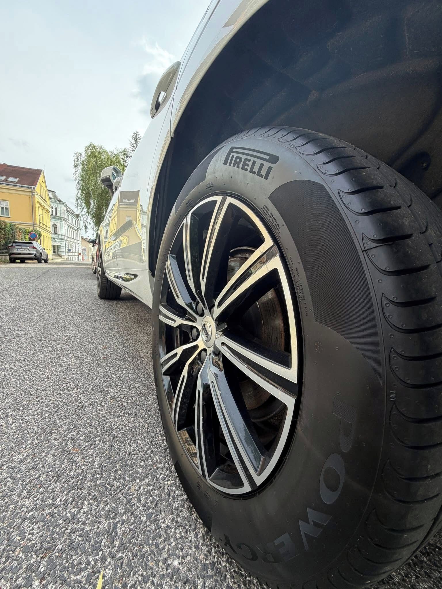 Volvo XC60, Rodinný dělo do hor - fotka 4