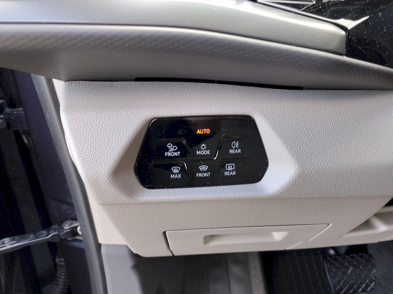 Volkswagen Multivan, NOVÝ MULTIVAN 1,5 TSI DSG 7 Mí - fotka 4