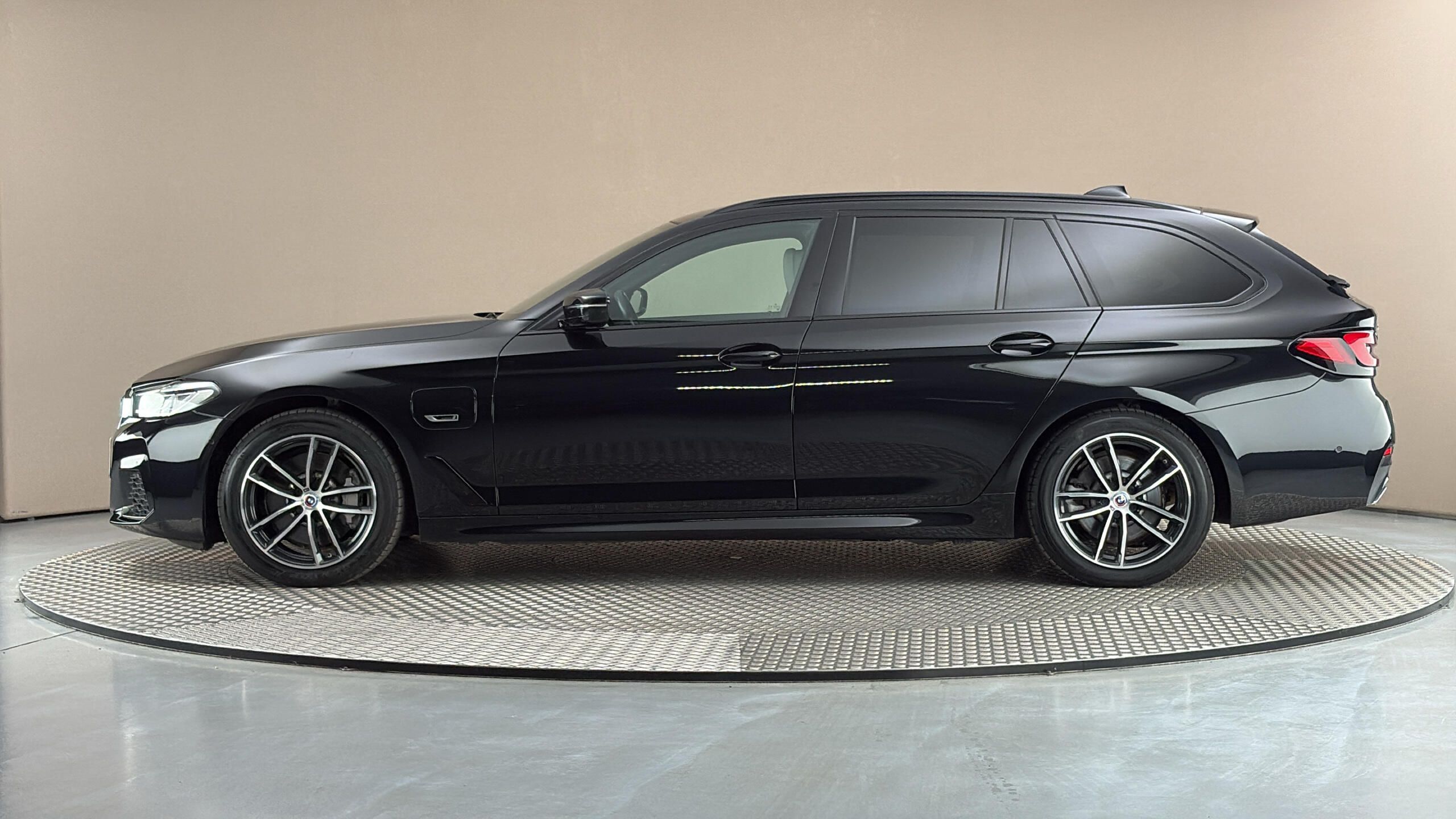 BMW Řada 5, 530e AUT xDrive M-paket Tourin - fotka 4