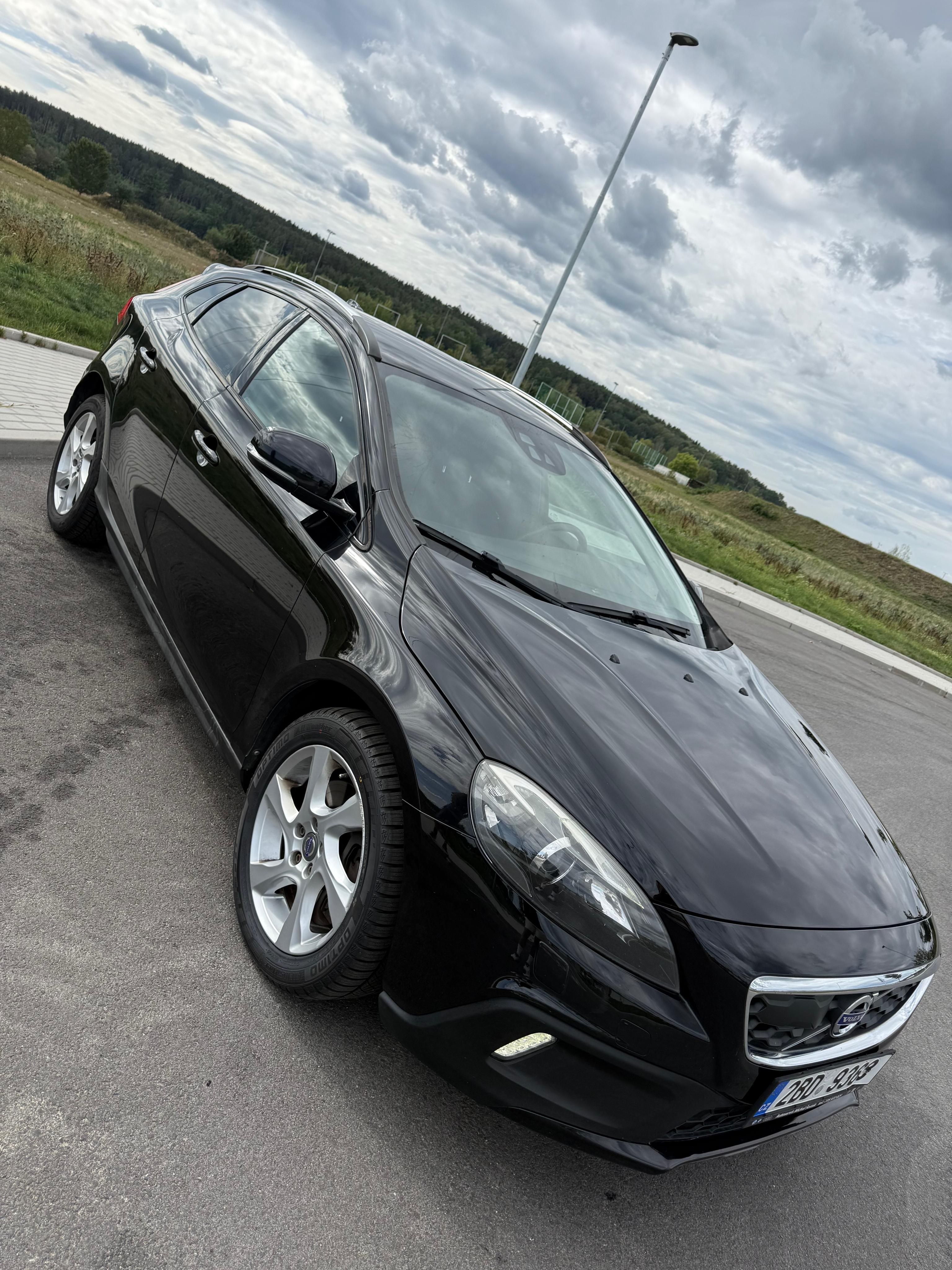 Volvo V40, Cross Country D3 2.0 Momentum - fotka 3