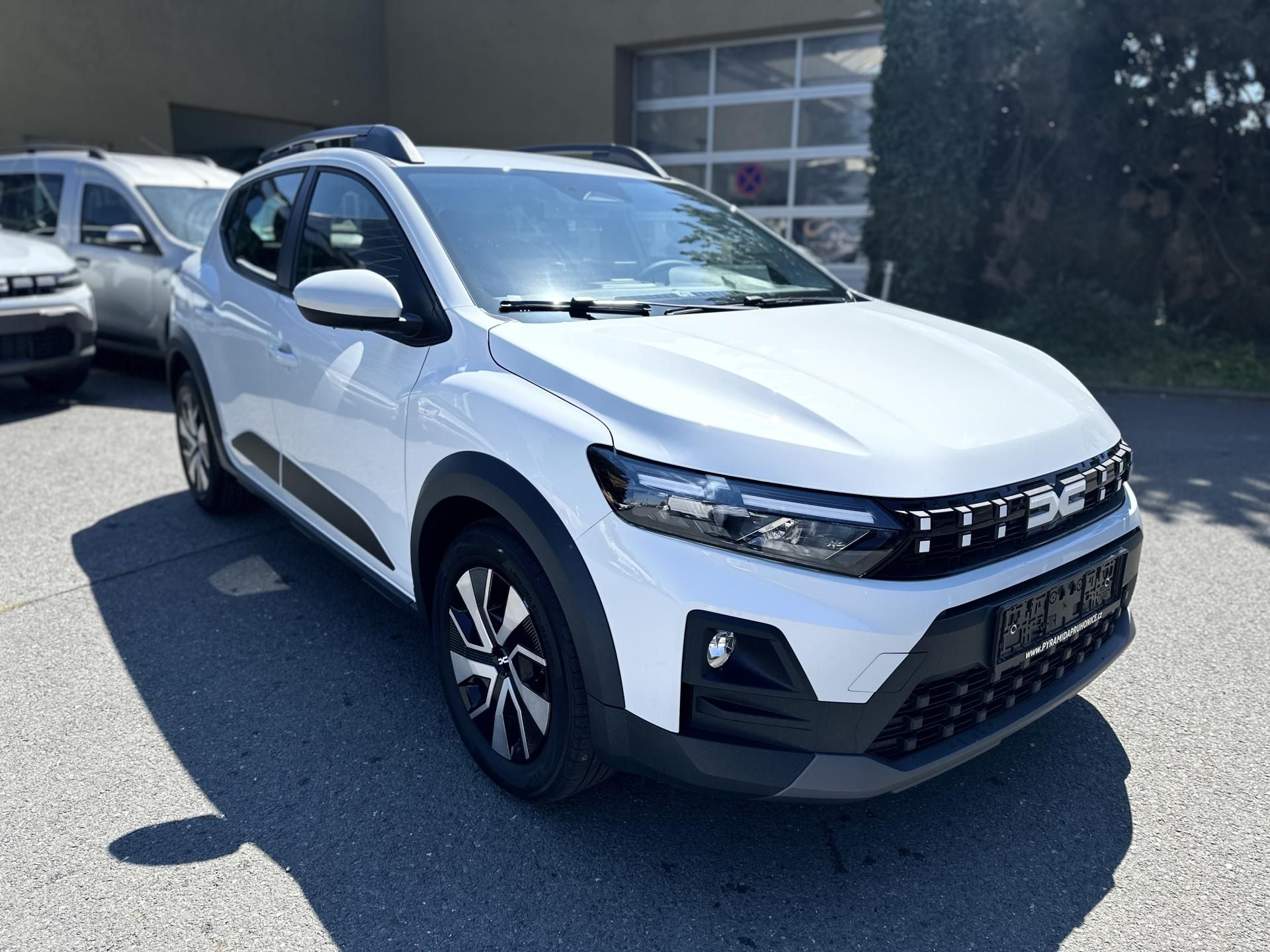 Dacia Sandero, STEPWAY HYBRID 155 - ŘÍJEN - fotka 3