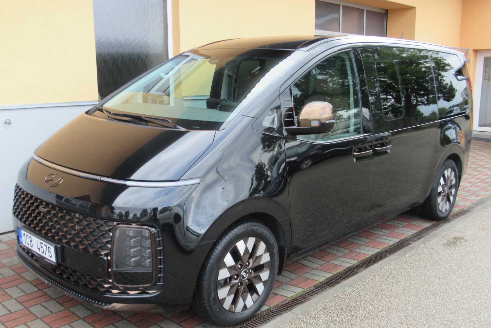 Hyundai Staria, 2.2 CRDi 4x4 TAŽNÉ PANORAMA - fotka 5
