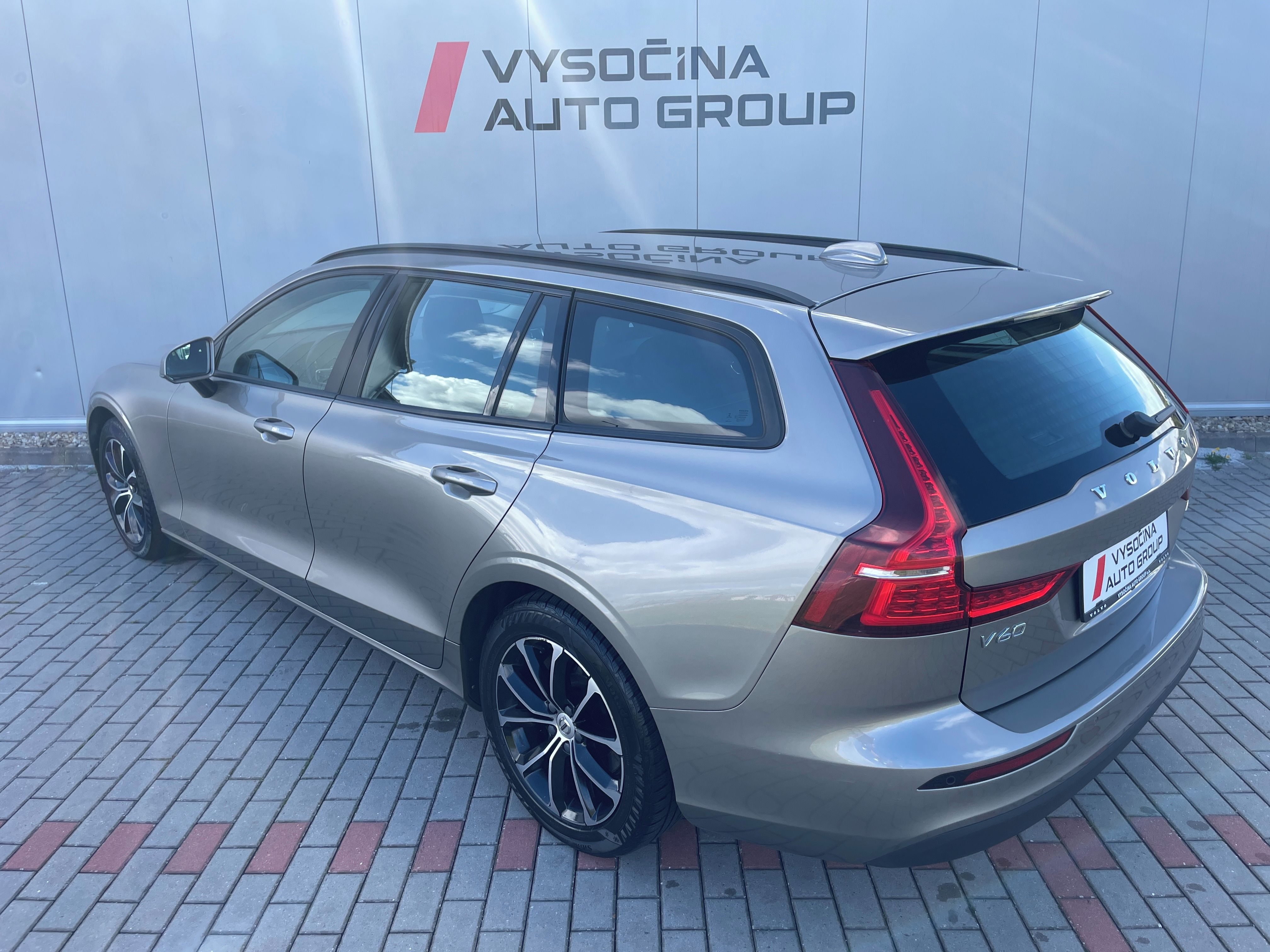 Volvo V60, D3 MOMENTUM Aut. - fotka 2