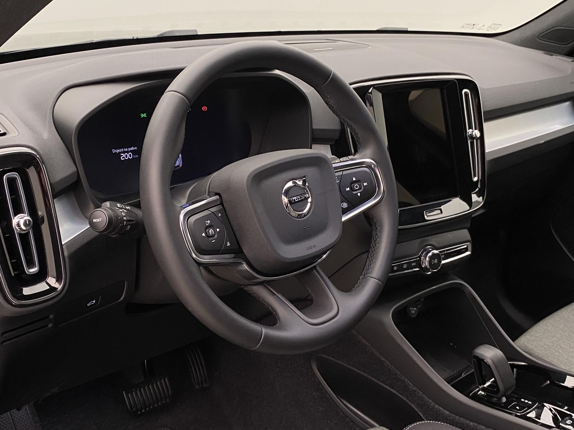 Volvo XC40, B3 AUT DARK PLUS - fotka 4
