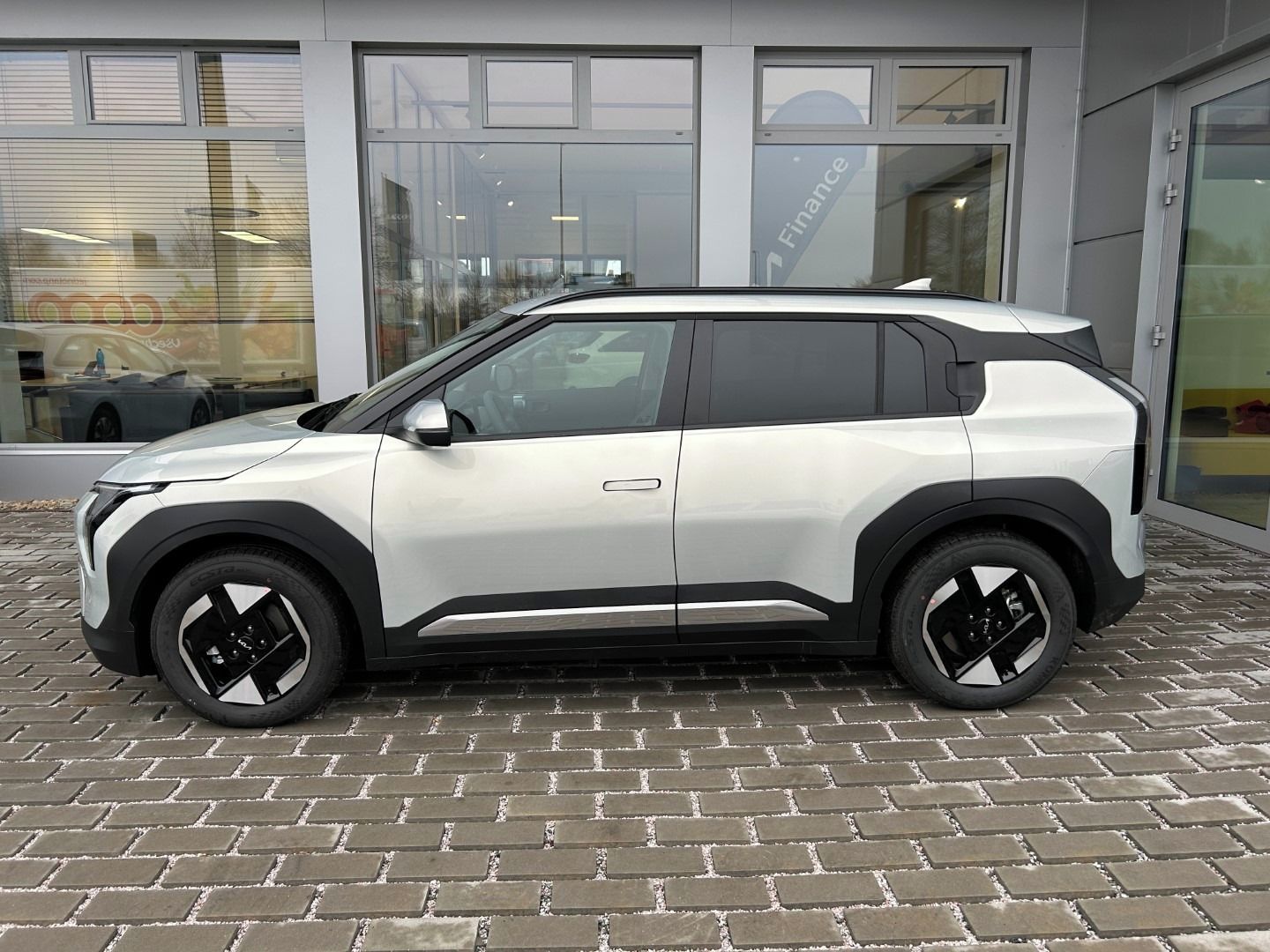 Kia EV3, EARTH 150 KW + 81,4 KWH + V2L - fotka 4