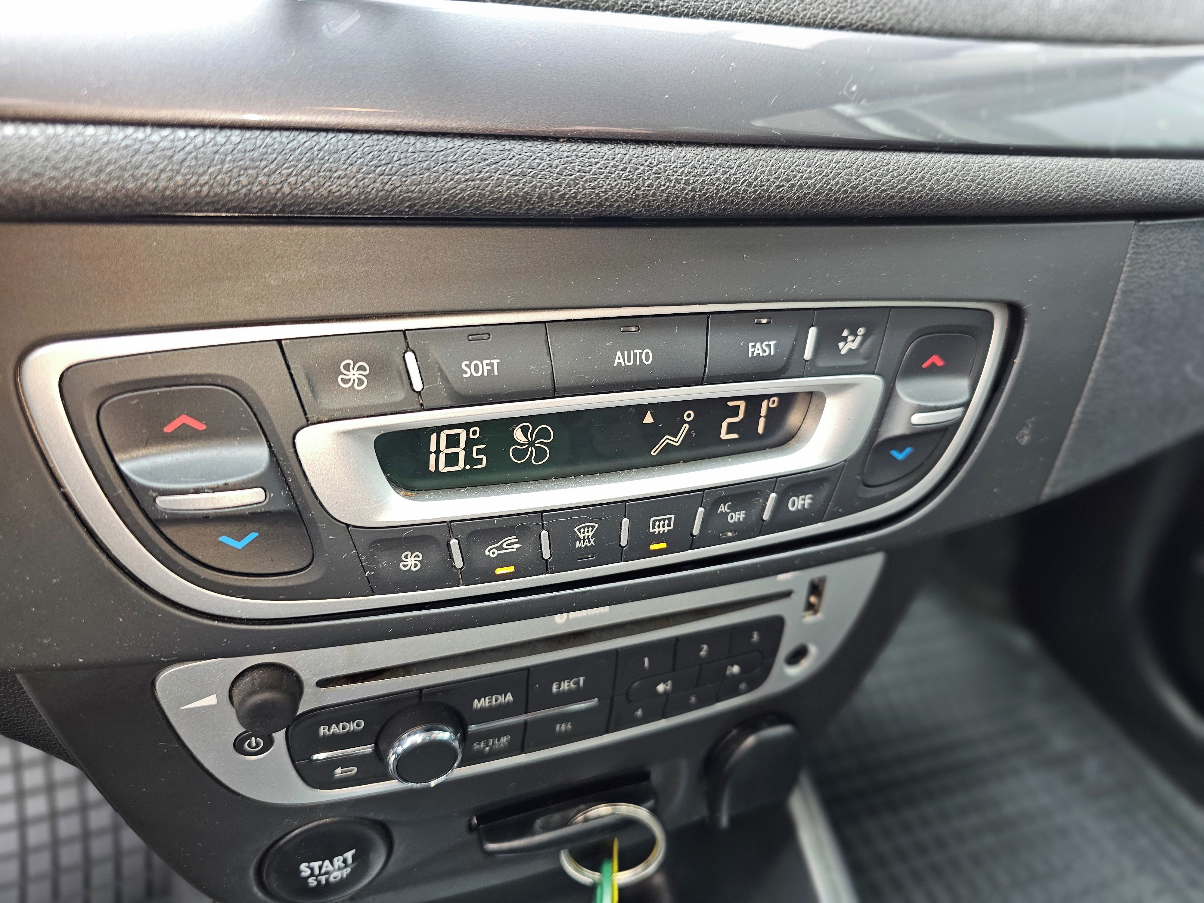 Renault Mégane, 1,6- 16V 81kw dvouzón.klima - fotka 6