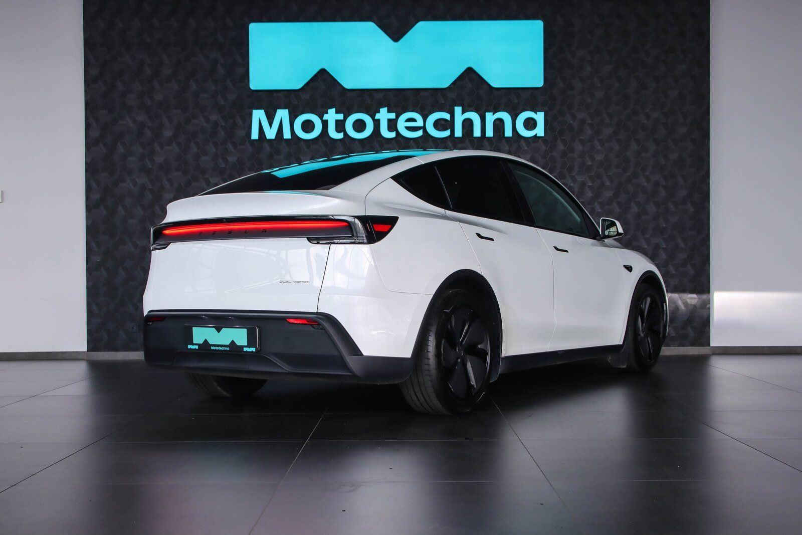 Tesla Model Y, Long Range AWD 79kWh, SoH 93% - fotka 5