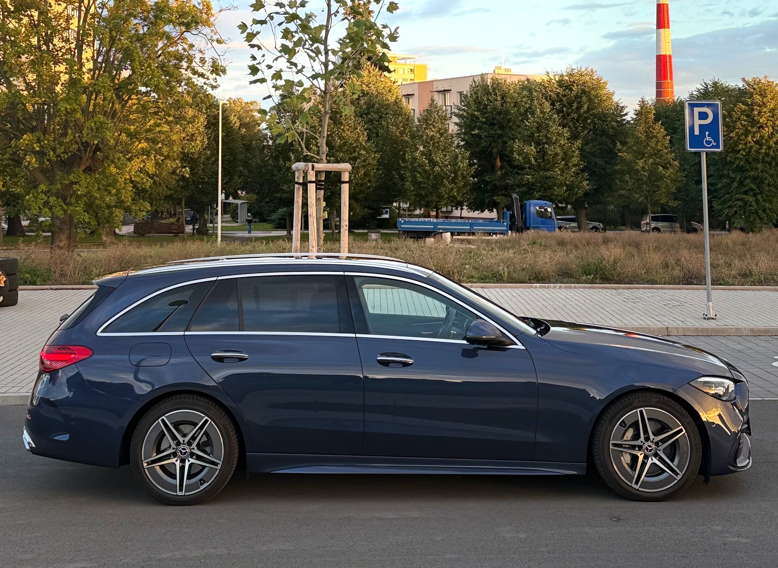 Mercedes-Benz Třídy C, C 220d 147 AMG Line Panorama - fotka 4