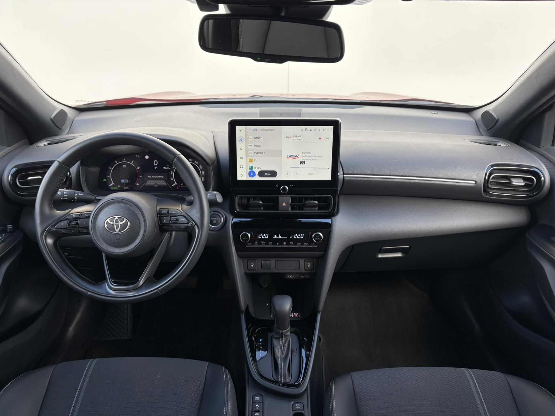 Toyota Yaris Cross, 1.5 HSD 130k e-CVT AWD Executi - fotka 2