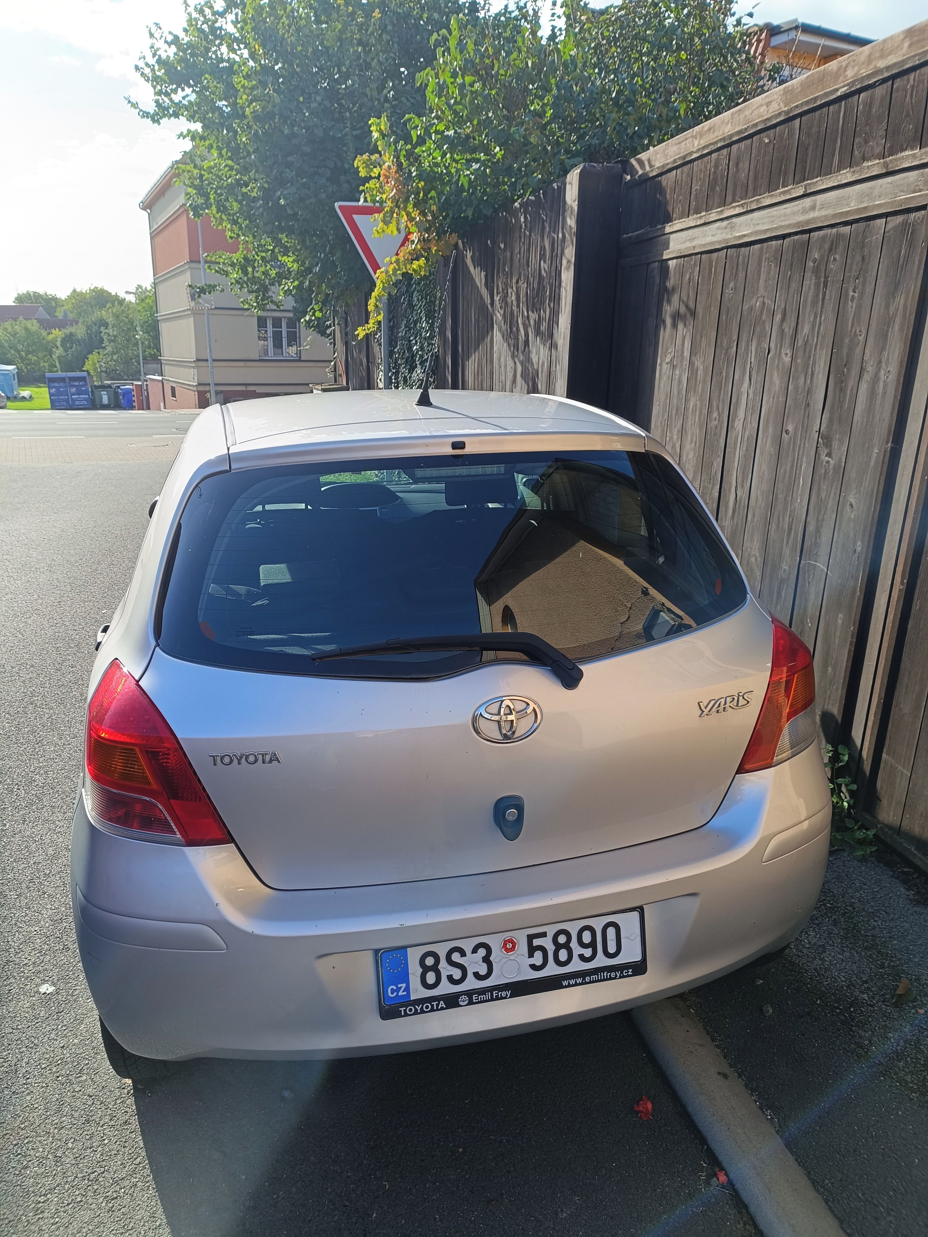 Toyota Yaris, 1,1 servisováno - fotka 4