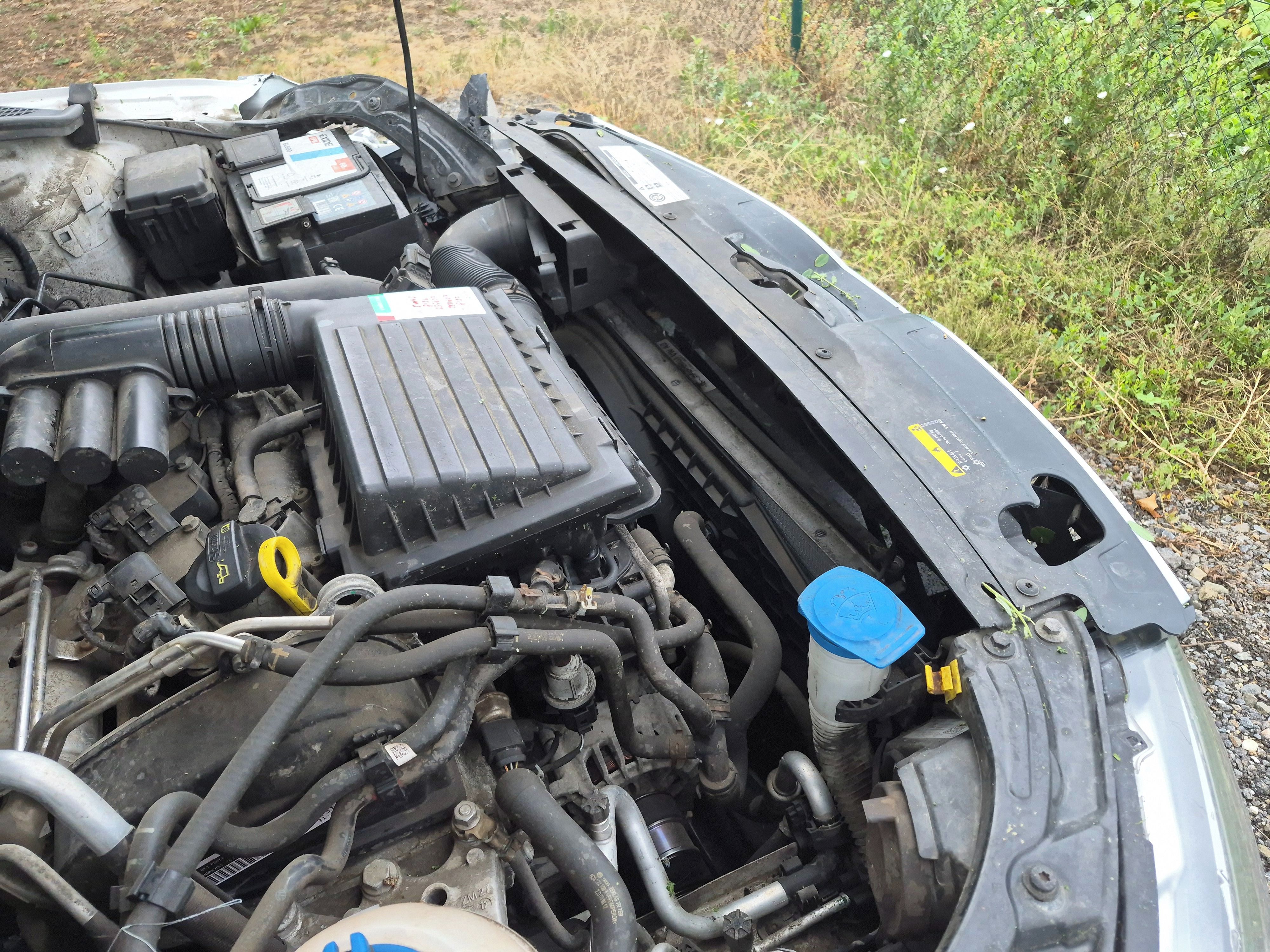 Škoda Rapid, Rapid 1,2 TSI, havarovaný - fotka 4
