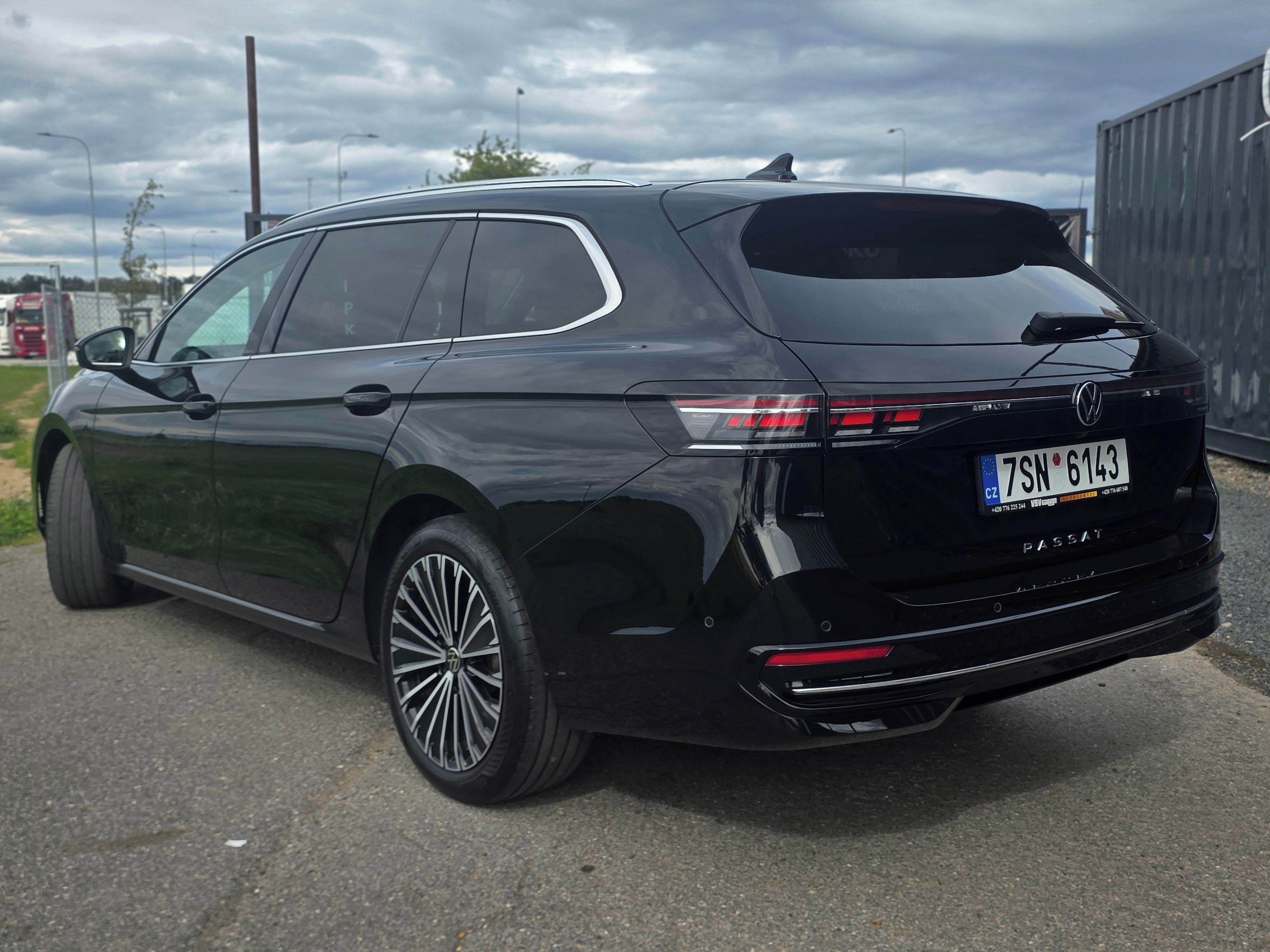Volkswagen Passat, 2.0 TDI, Elegance / TOP STAV - fotka 3