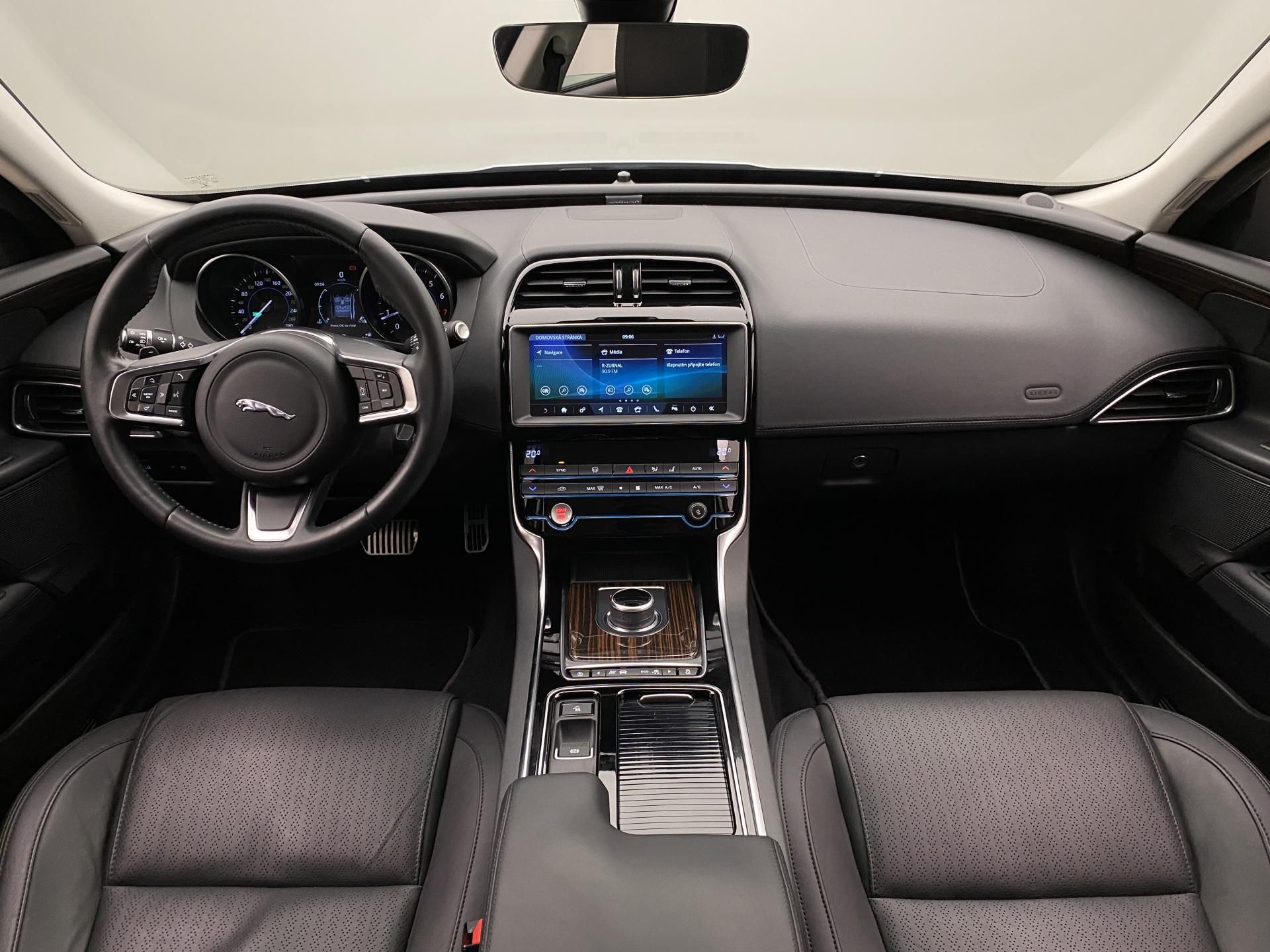 Jaguar XE, 30t 221kW AWD AUT CZ - fotka 2