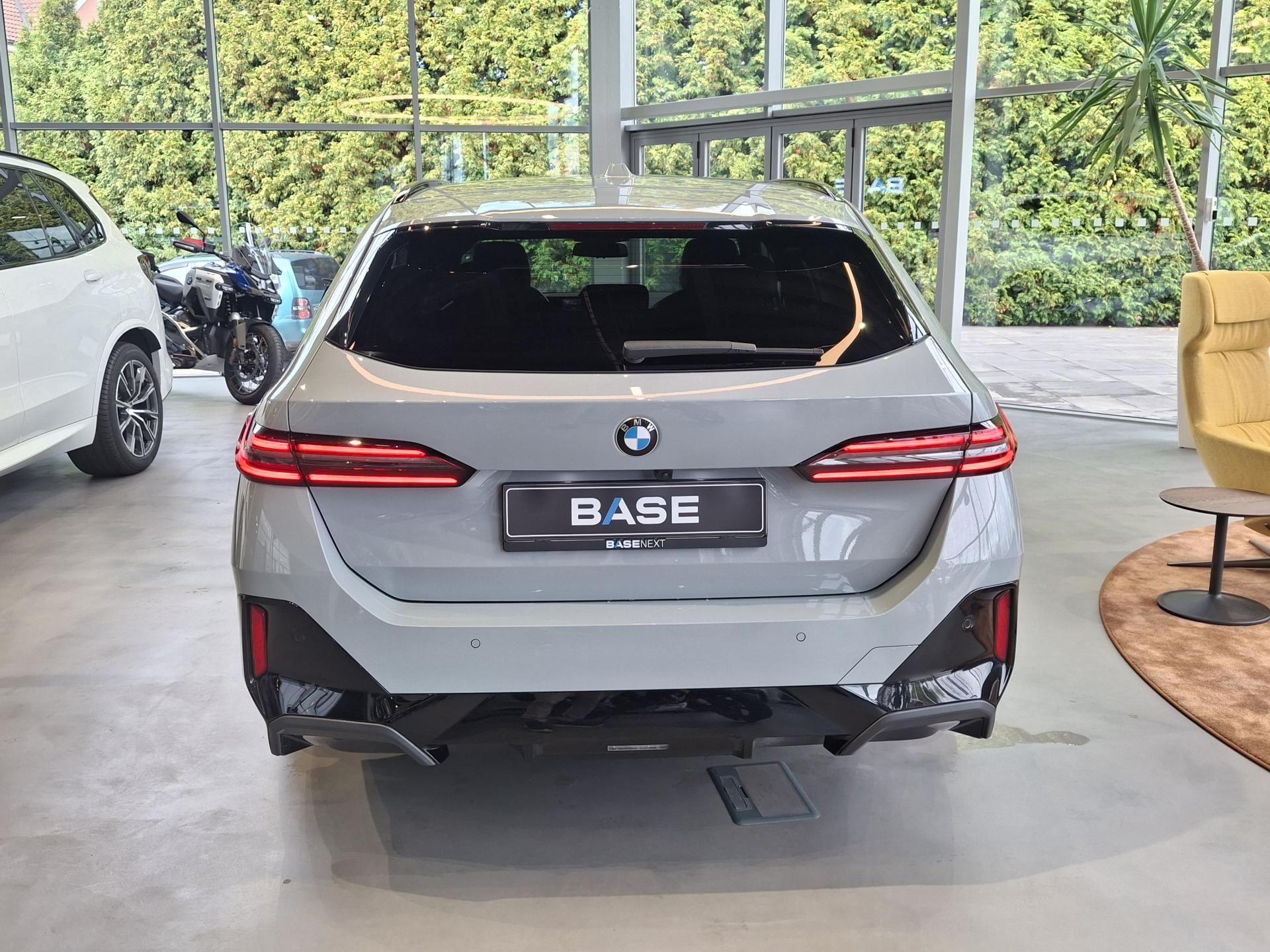 BMW Řada 5, 520d xDrive Touring M-Sport - fotka 5