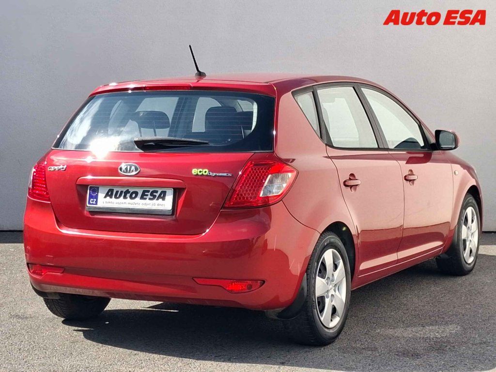 Kia Cee´d, 1.4 GDI,1.maj,ČR,AC - fotka 4