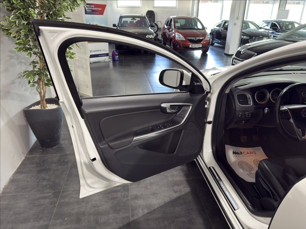 Volvo S60, 1,6   T3 SUMMUM XENON BLIS - fotka 6