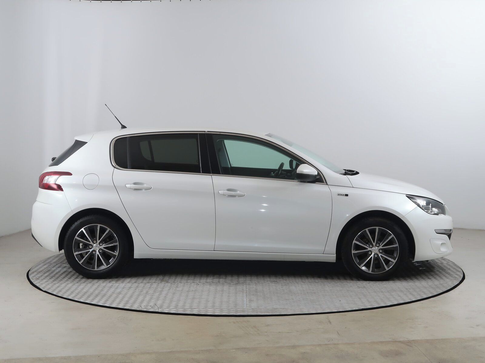 Peugeot 308, 1.2 e-THP - fotka 6