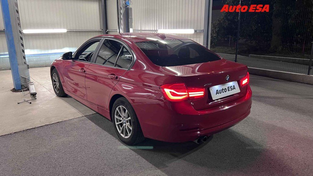 BMW Řada 3, 320i - fotka 2